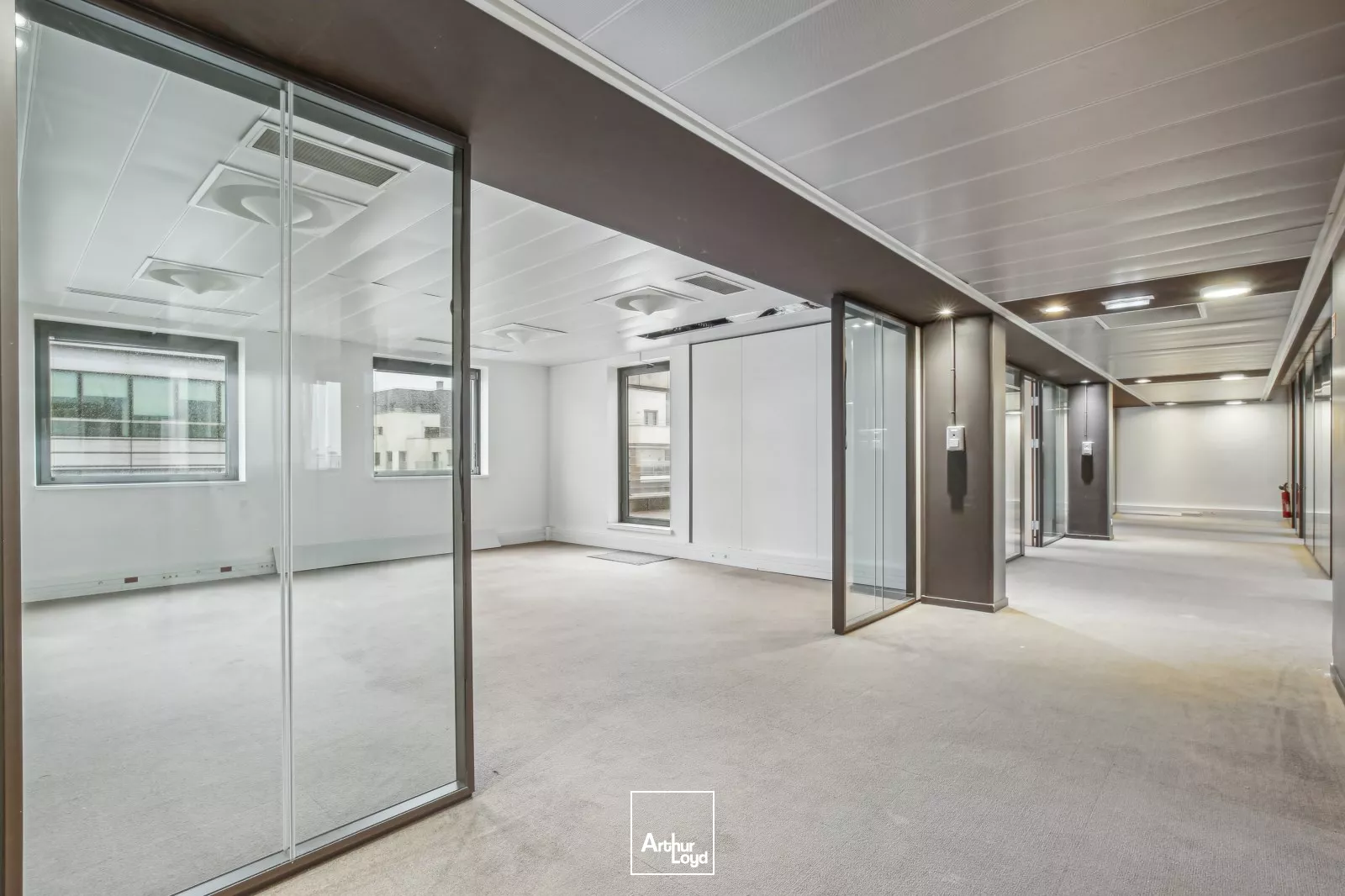 Immeuble de bureaux rénovés à louer - Quartier d'affaires de Rueil Malmaison - Services et parkings inclus - RER A