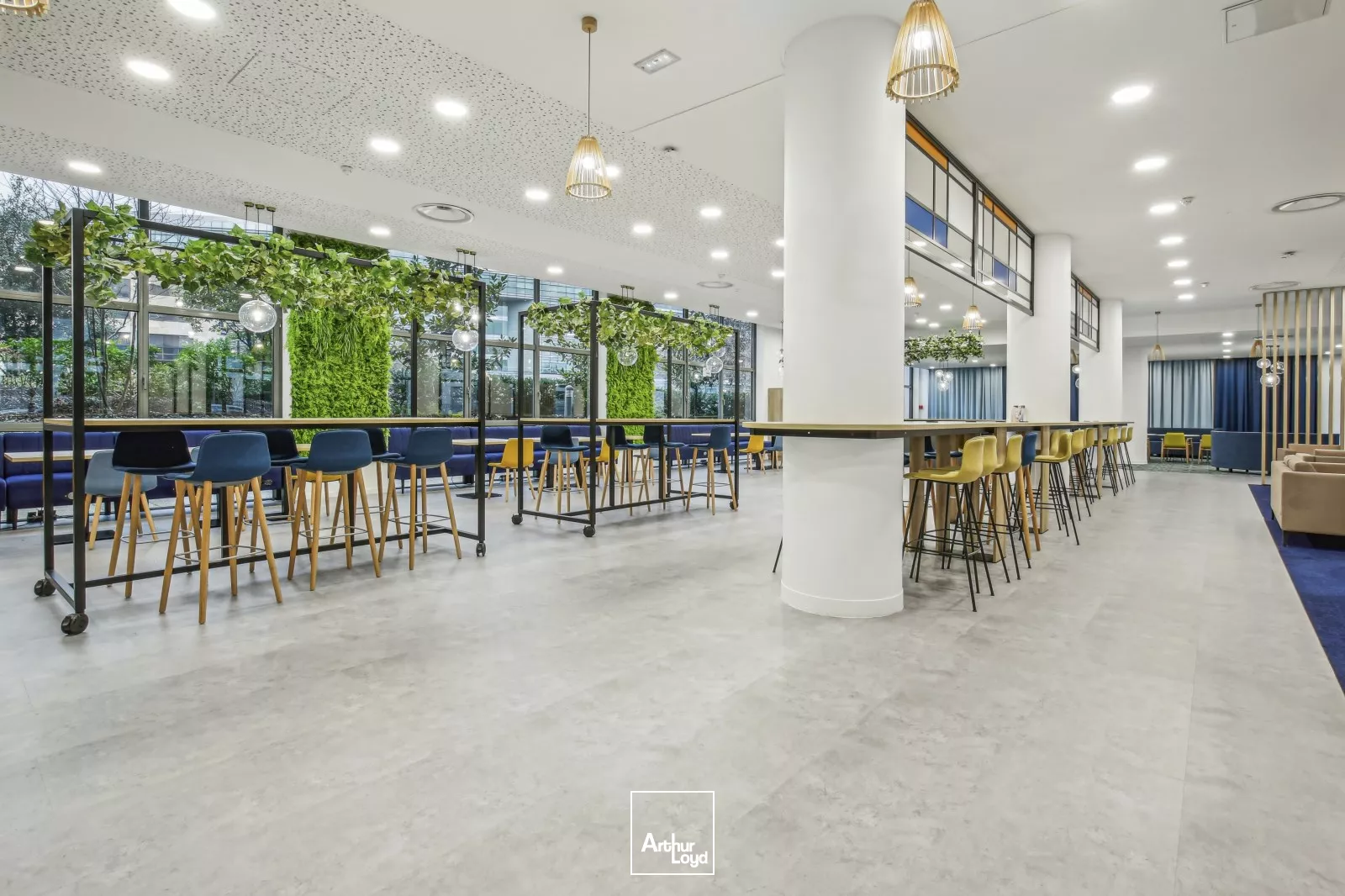 Immeuble de bureaux rénovés à louer - Quartier d'affaires de Rueil Malmaison - Services et parkings inclus - RER A