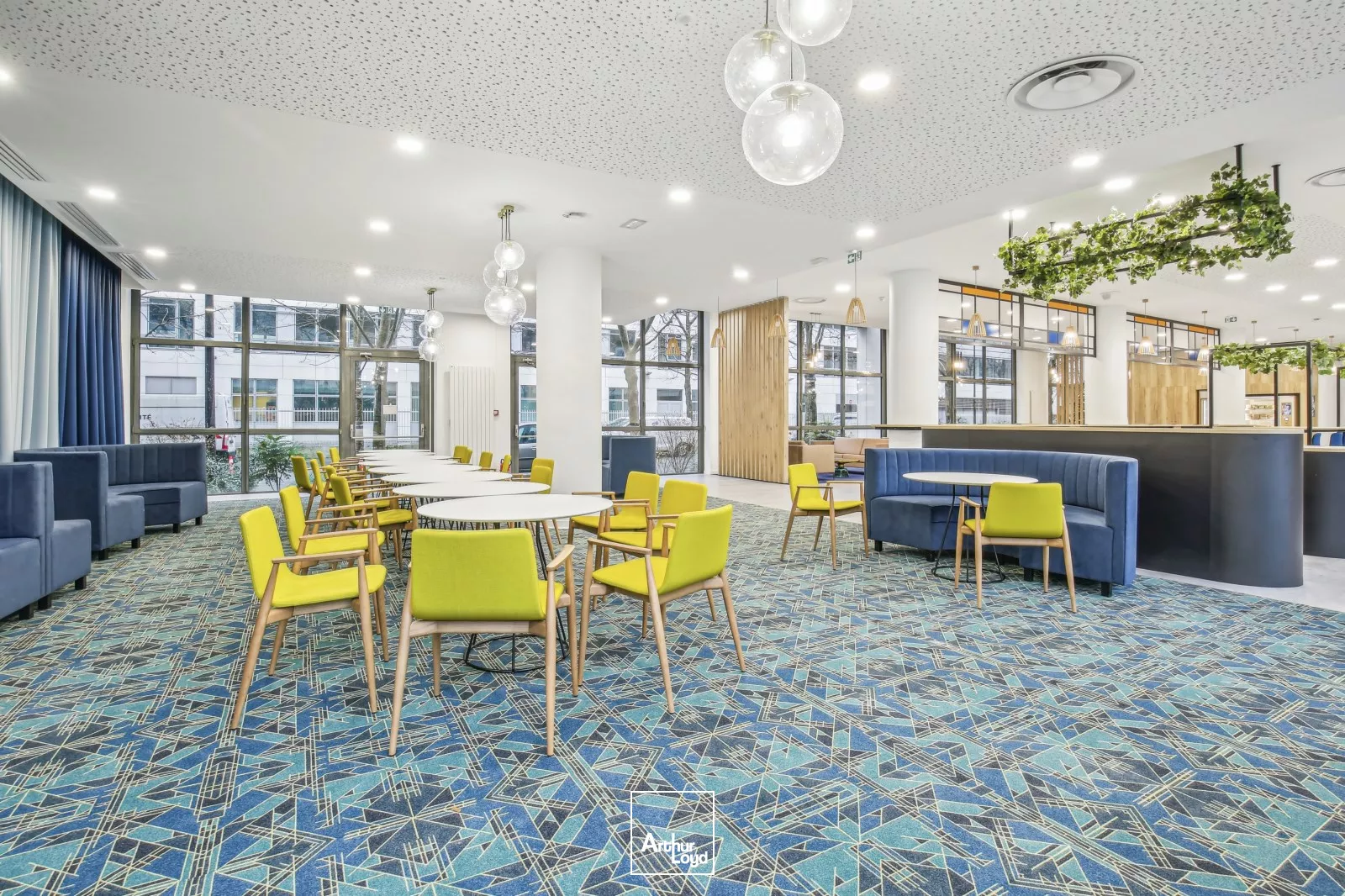 Immeuble de bureaux rénovés à louer - Quartier d'affaires de Rueil Malmaison - Services et parkings inclus - RER A