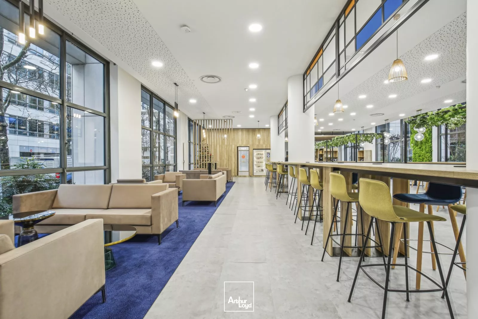 Immeuble de bureaux rénovés à louer - Quartier d'affaires de Rueil Malmaison - Services et parkings inclus - RER A