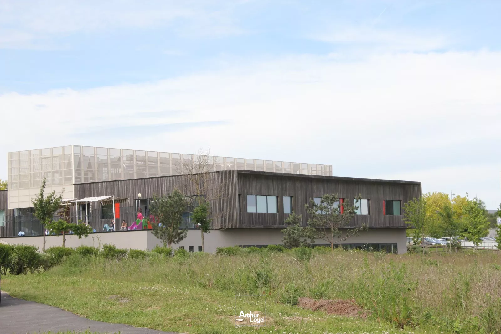 Bureaux à louer à Roissy - Immeuble Cosmos, surfaces 275 m² en rdc et 323 m² à l'étage, HQE, cadre paysager au pied du Golf