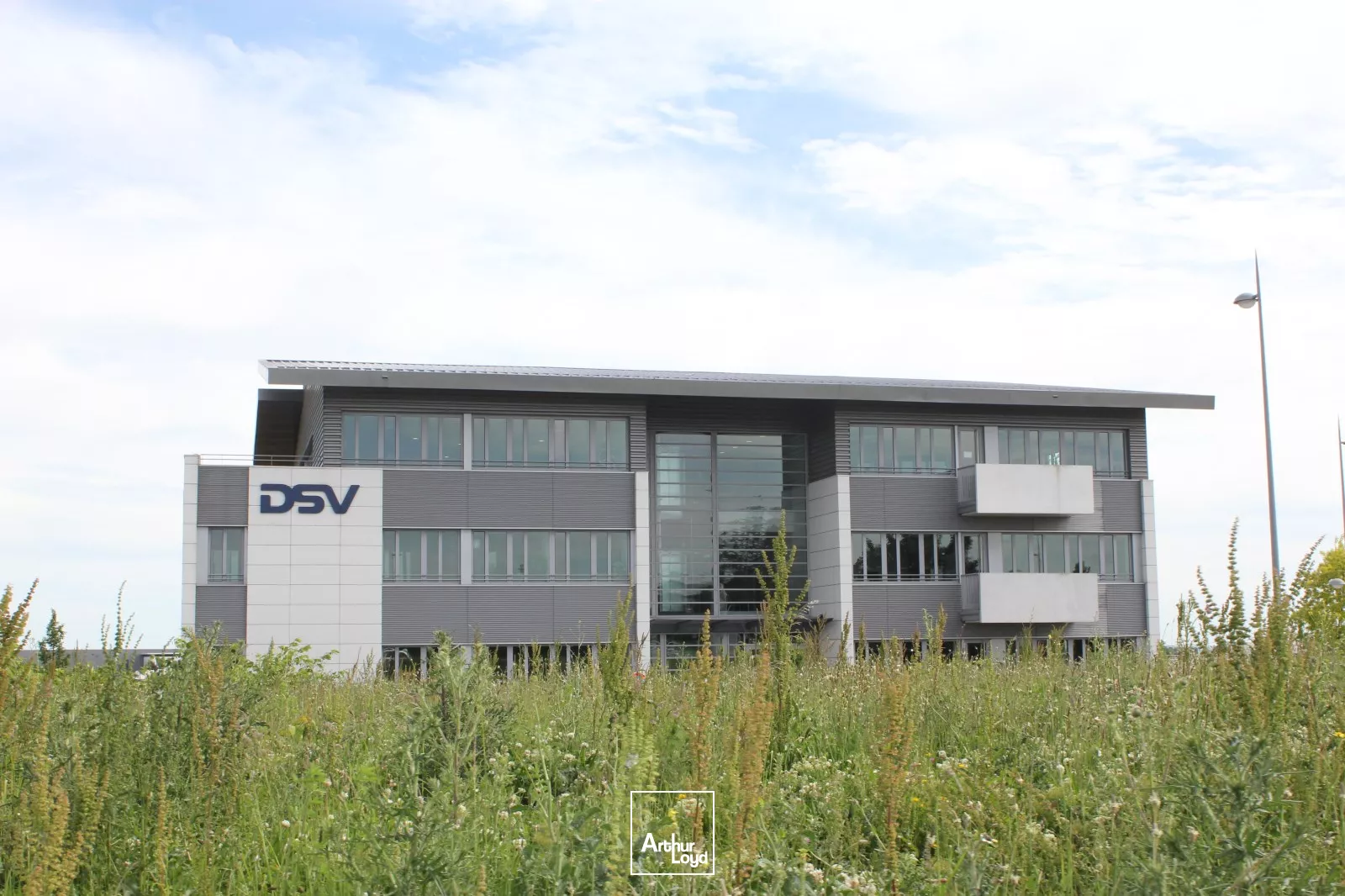 Bureaux à louer à Roissy - Immeuble Cosmos, surfaces 275 m² en rdc et 323 m² à l'étage, HQE, cadre paysager au pied du Golf