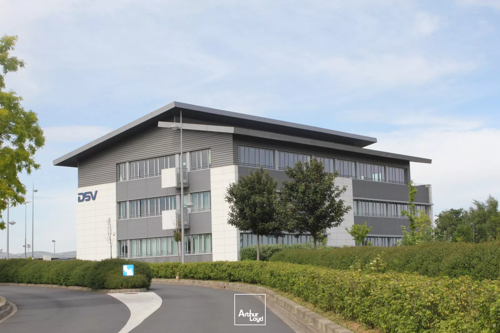 Bureaux à louer à Roissy - Immeuble Cosmos, surfaces 275 m² en rdc et 323 m² à l'étage, HQE, cadre paysager au pied du Golf