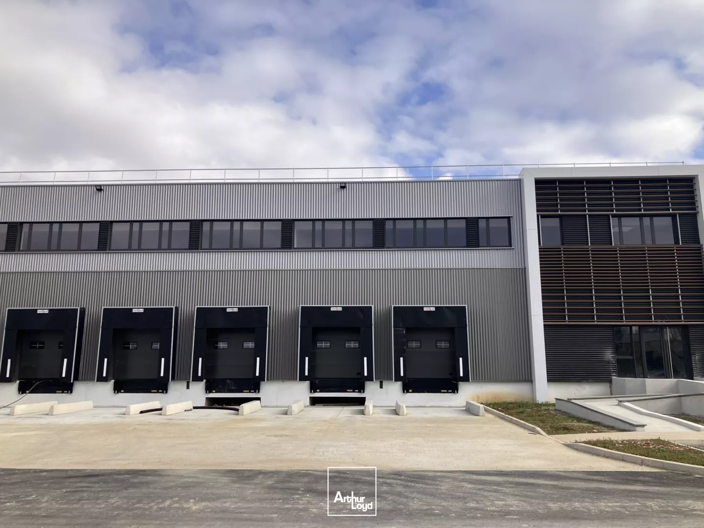 Entrepôts logistiques à louer dès 2 583 m² - Grand Paris, proximité Roissy CDG