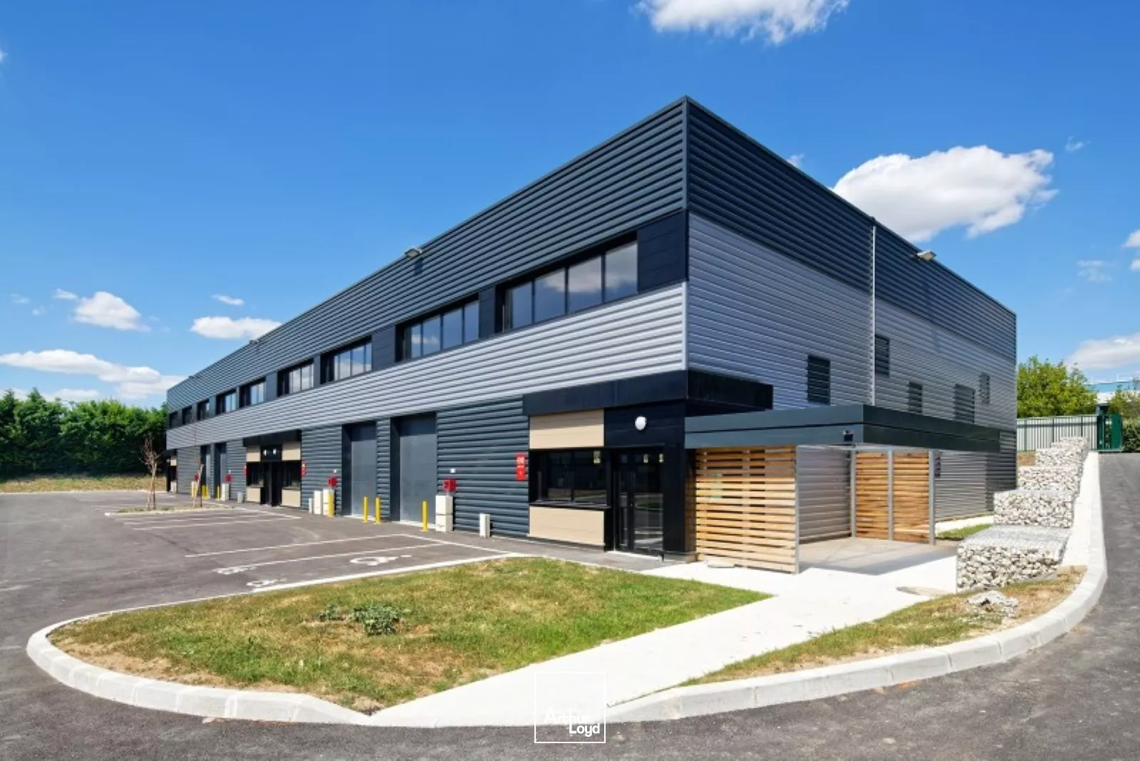 Espace logistique et industriel idéal - 779 m² modulables proposés à la location - Hauteur 7m - Charge 3T/m² - Accès rapide A3/A1/RER B - Proche Paris & CDG
