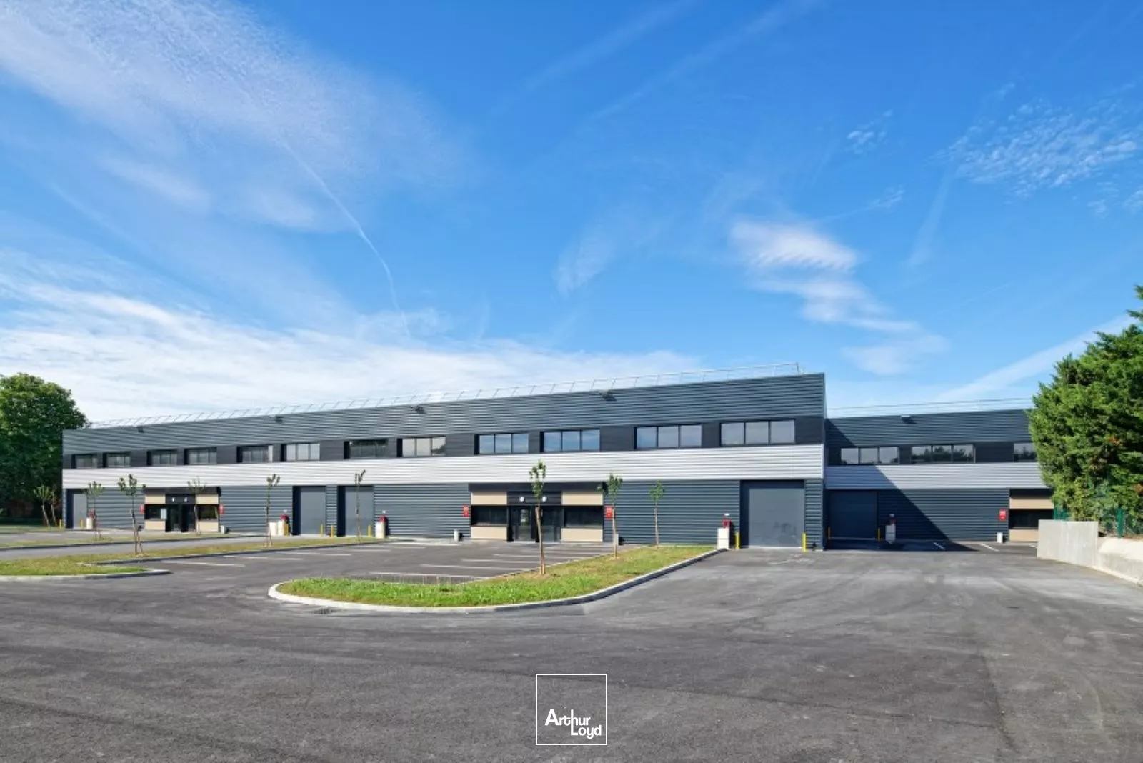 Espace logistique et industriel idéal - 779 m² modulables proposés à la location - Hauteur 7m - Charge 3T/m² - Accès rapide A3/A1/RER B - Proche Paris & CDG