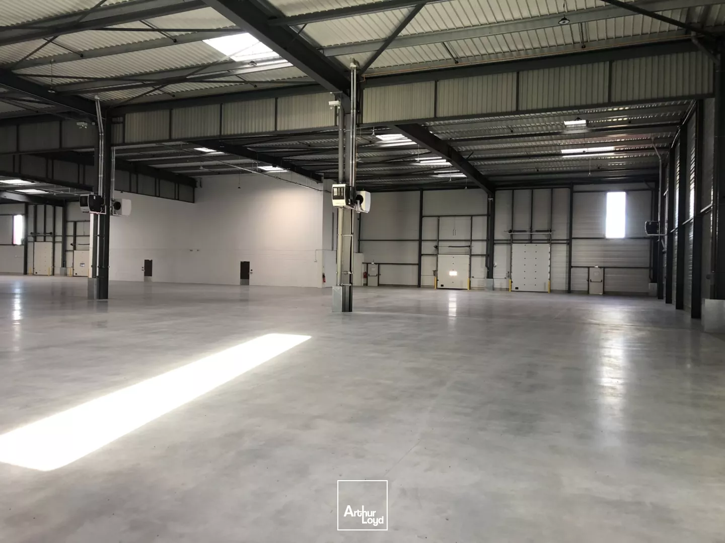 Locaux d'activité à quai à louer à partir de 1 310 m² - Le Thillay, hub logistique Grand Paris