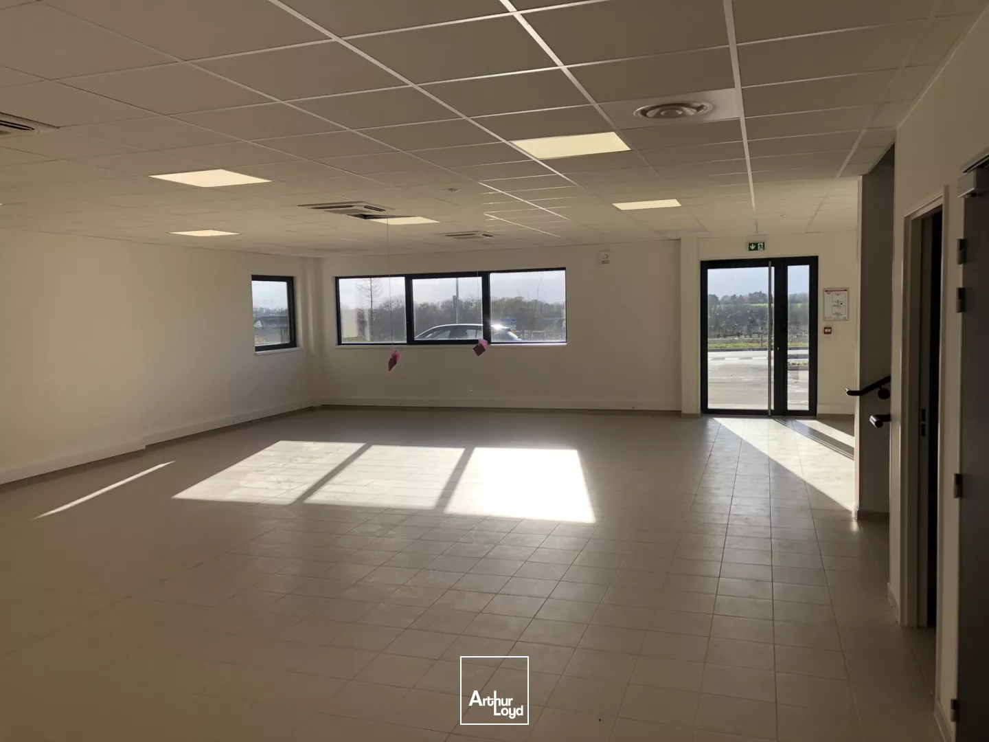 Locaux d'activité à quai à louer à partir de 1 310 m² - Le Thillay, hub logistique Grand Paris