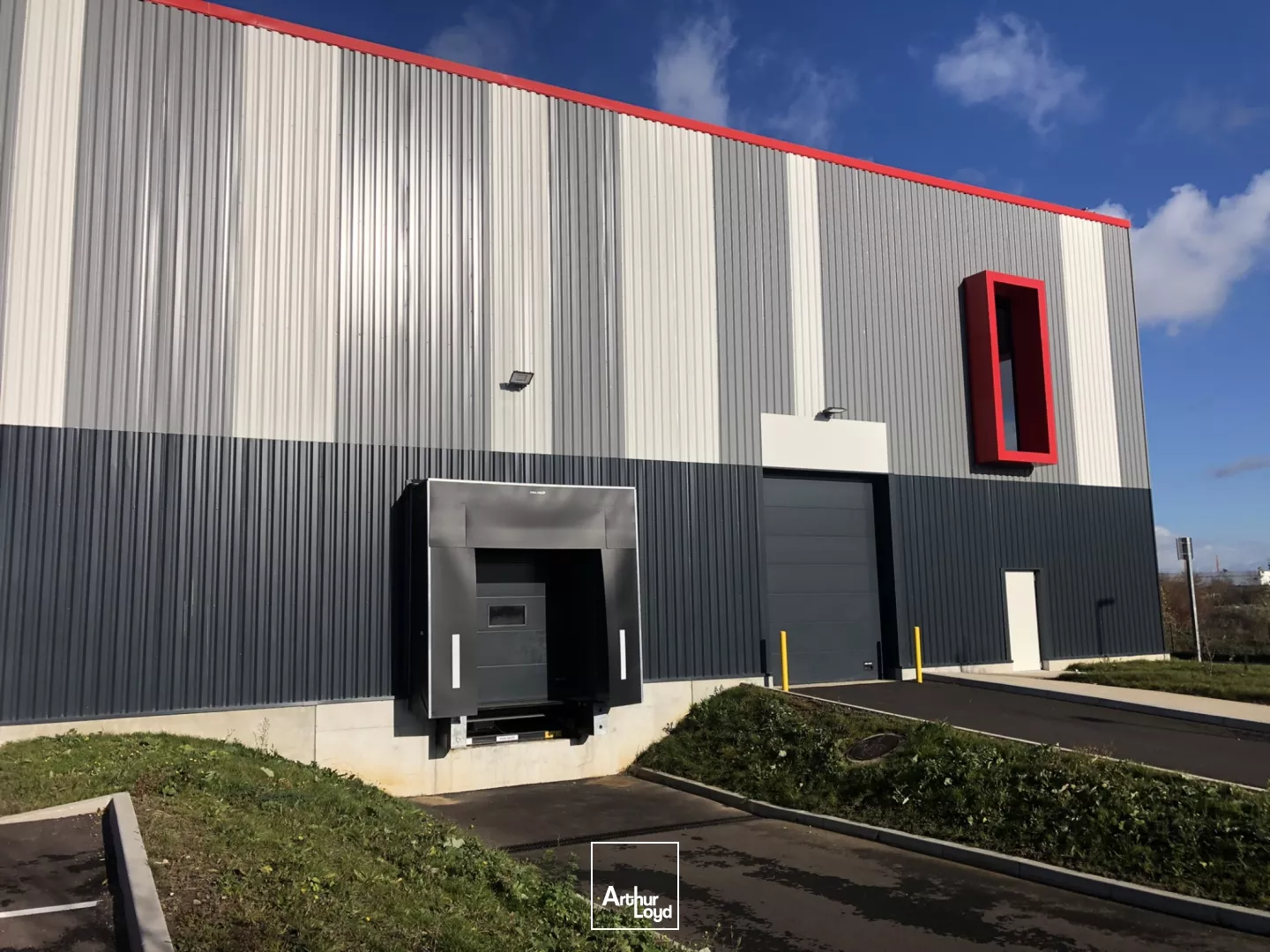 Locaux d'activité à quai à louer à partir de 1 310 m² - Le Thillay, hub logistique Grand Paris