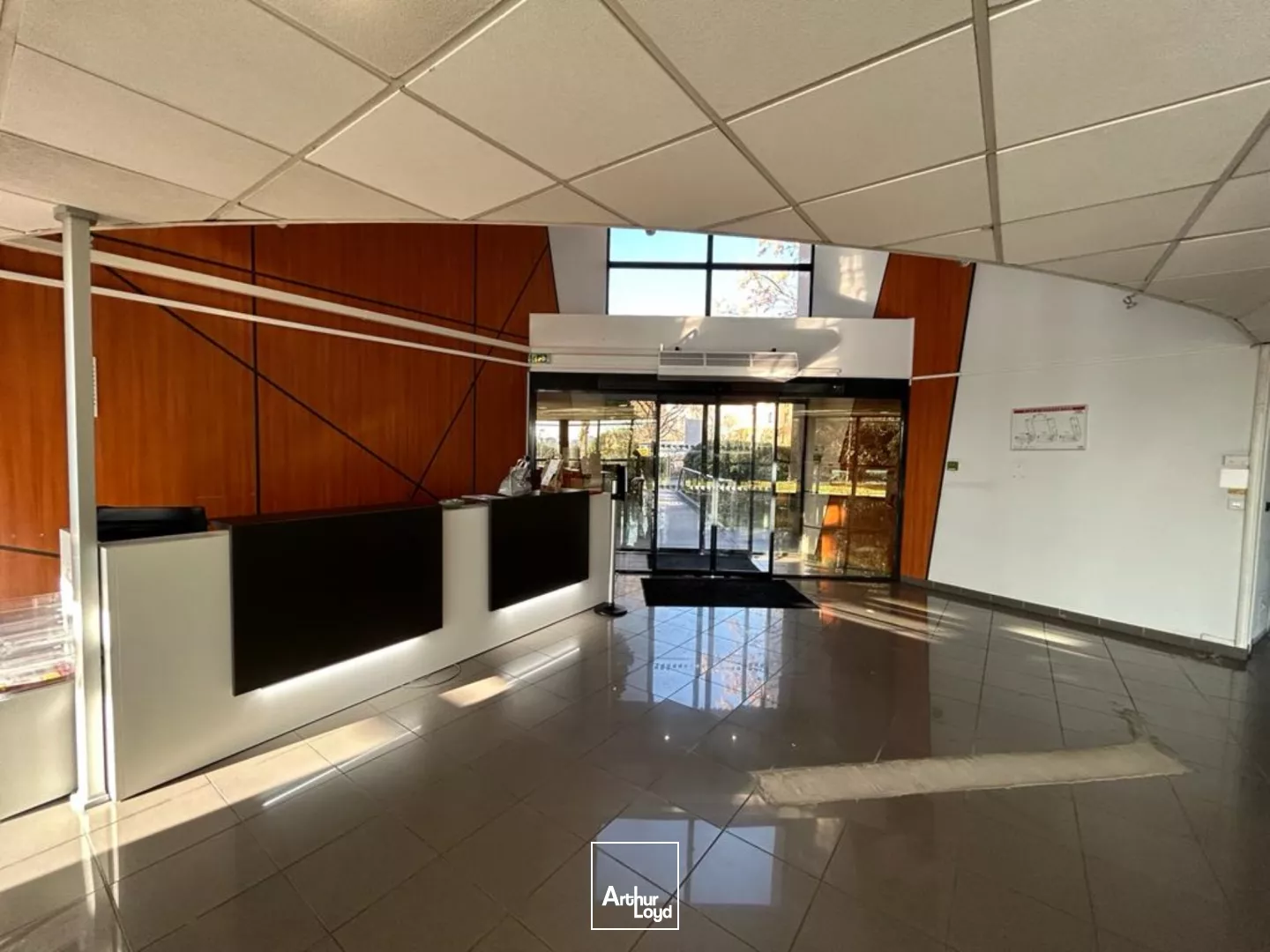 Bureaux de standing rénovés à louer avec parkings en ZFU - 13016 Marseille