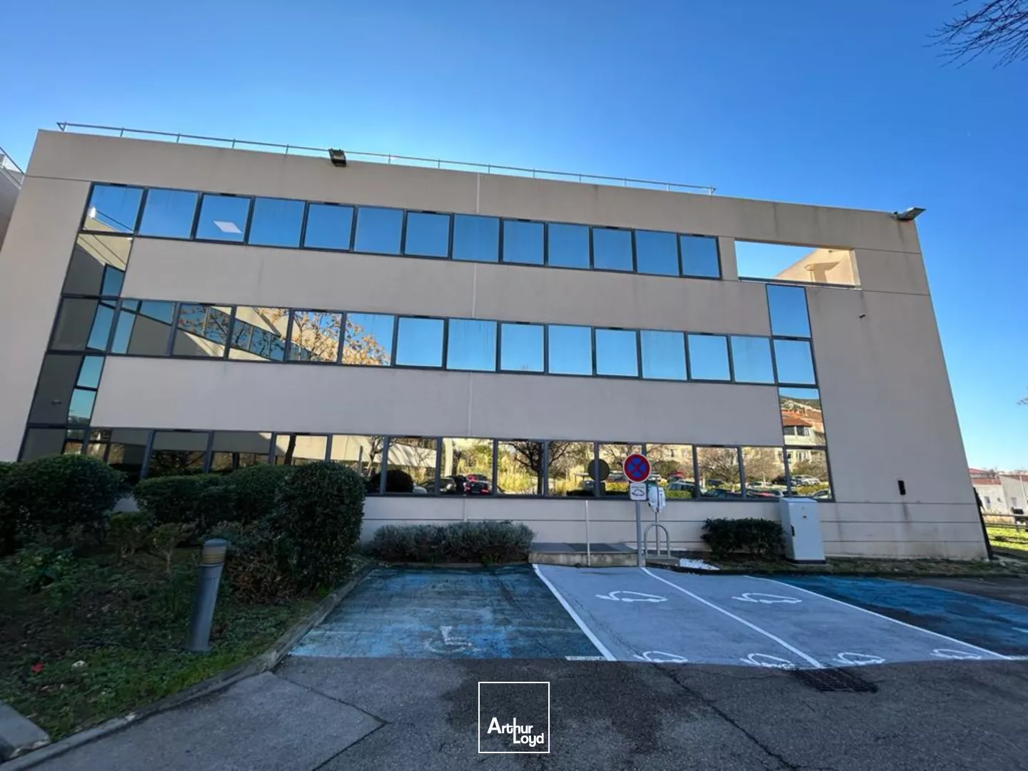Bureaux de standing rénovés à louer avec parkings en ZFU - 13016 Marseille