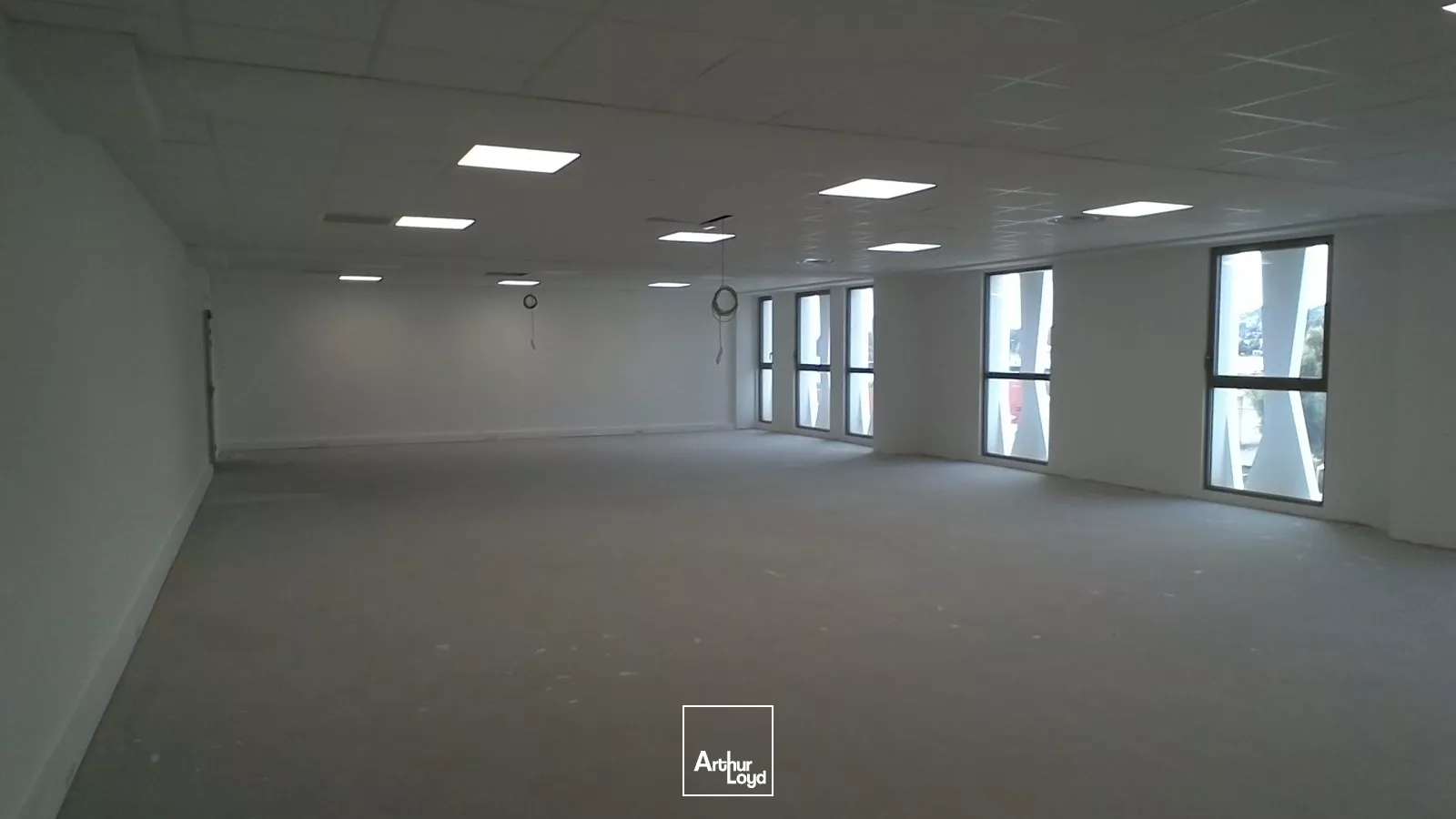 Bureaux PMR neufs à louer - LE SPOT - Entrée centre-ville et proche autoroute - LA CIOTAT