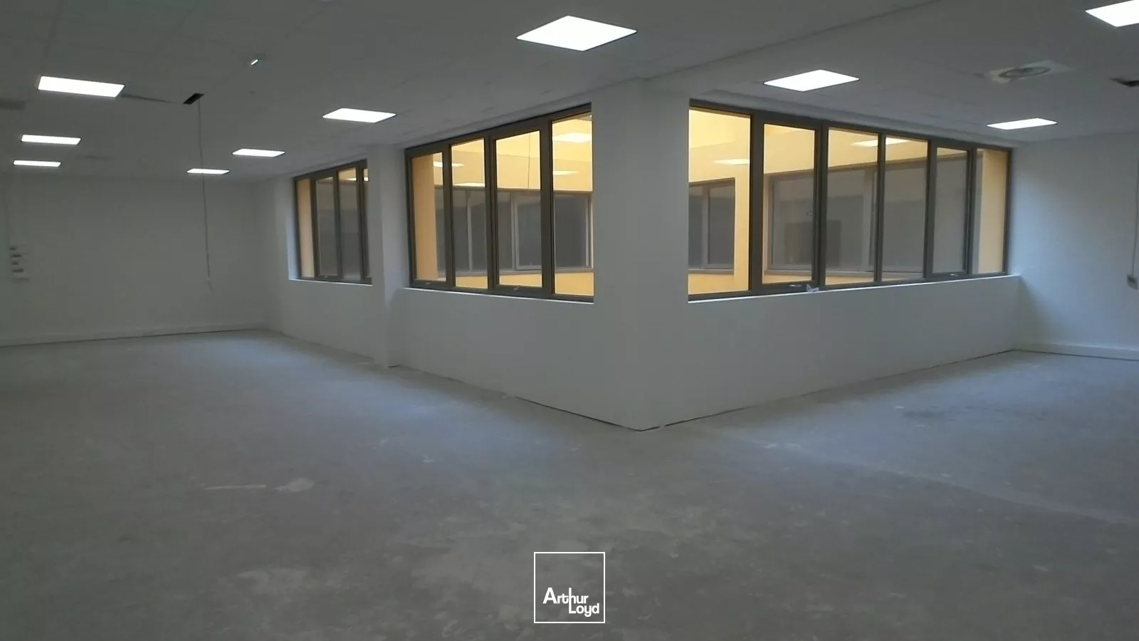 Bureaux PMR neufs à louer - LE SPOT - Entrée centre-ville et proche autoroute - LA CIOTAT