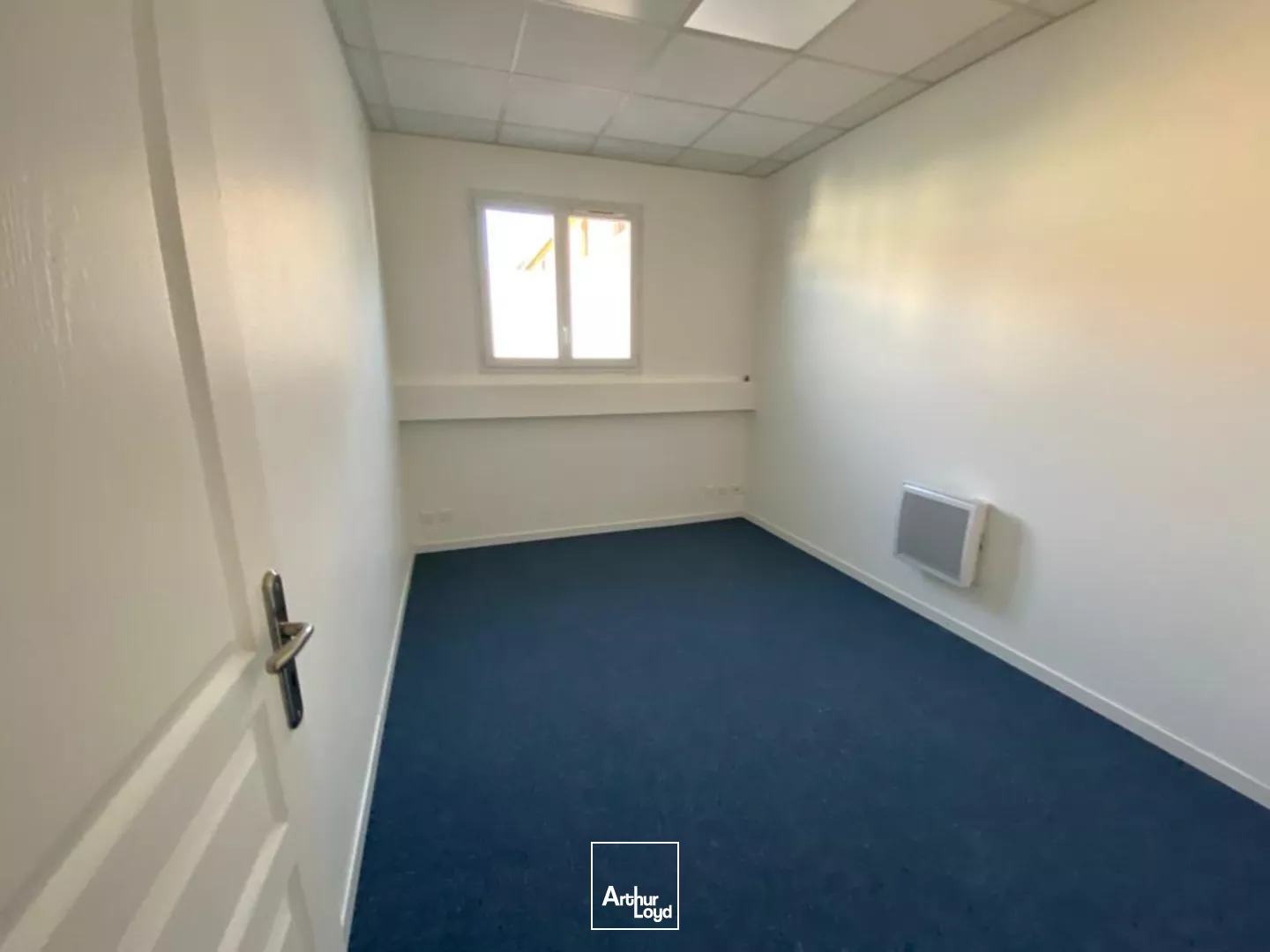 EMPLACEMENT RARISSIME ET EXCEPTIONNEL - LOCAL LOGISTIQUE URBAINE / COMMERCIAL - VIEUX-PORT - 13007 MARSEILLE