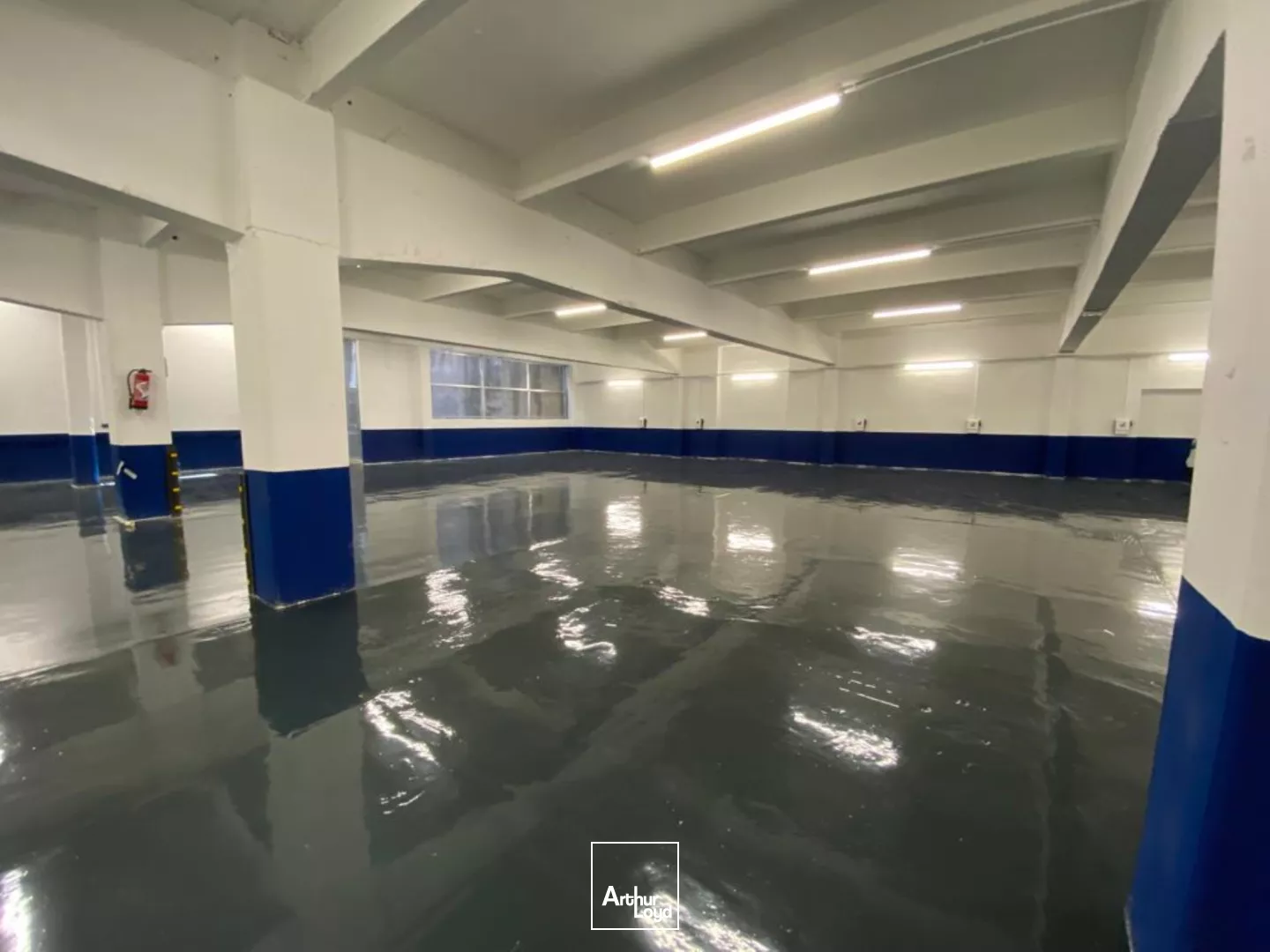 EMPLACEMENT RARISSIME ET EXCEPTIONNEL - LOCAL LOGISTIQUE URBAINE / COMMERCIAL - VIEUX-PORT - 13007 MARSEILLE