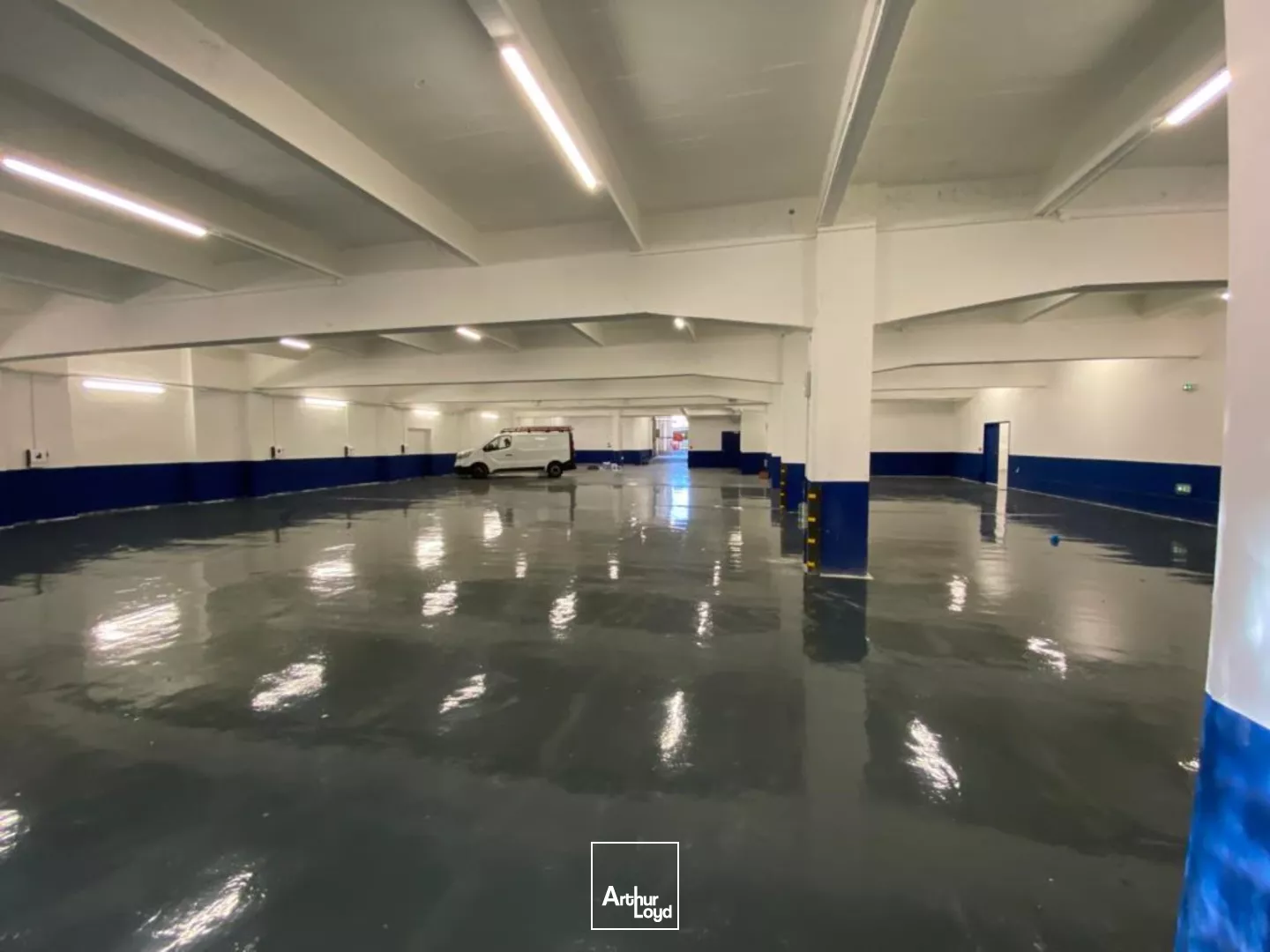 EMPLACEMENT RARISSIME ET EXCEPTIONNEL - LOCAL LOGISTIQUE URBAINE / COMMERCIAL - VIEUX-PORT - 13007 MARSEILLE