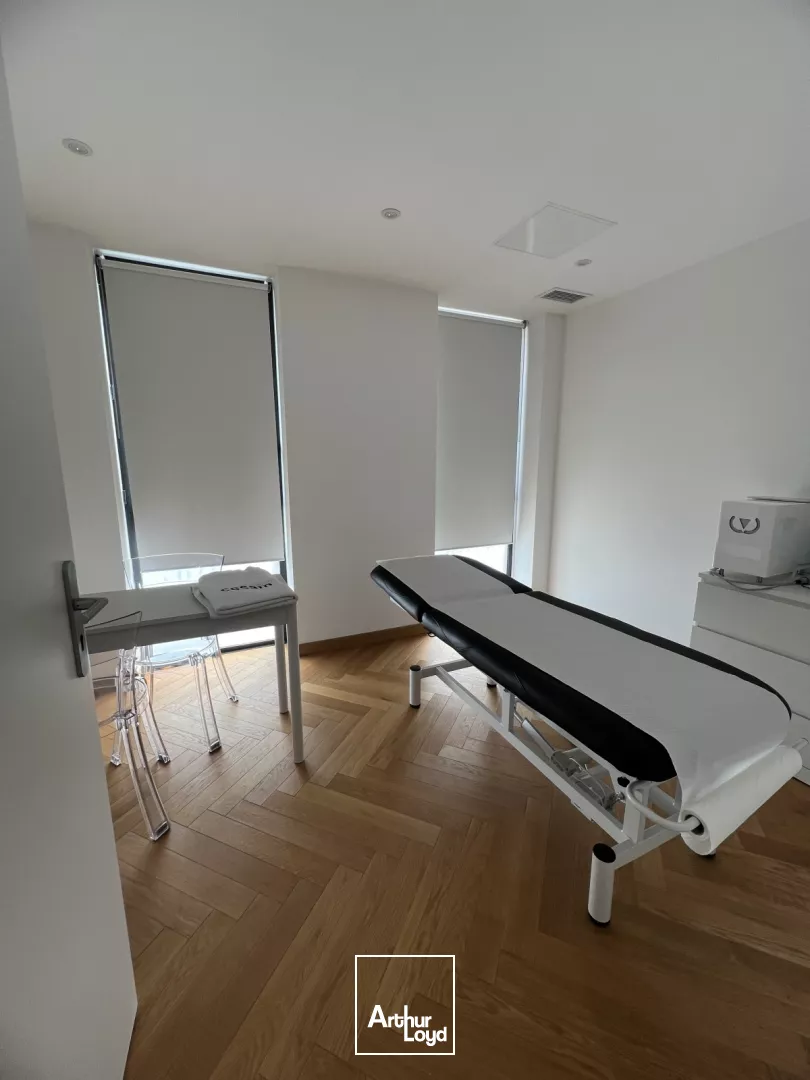 EXCLUSIVITE - A VENDRE - Bureaux rénovés avec très belle visibilité et parkings - Six-Fours centre