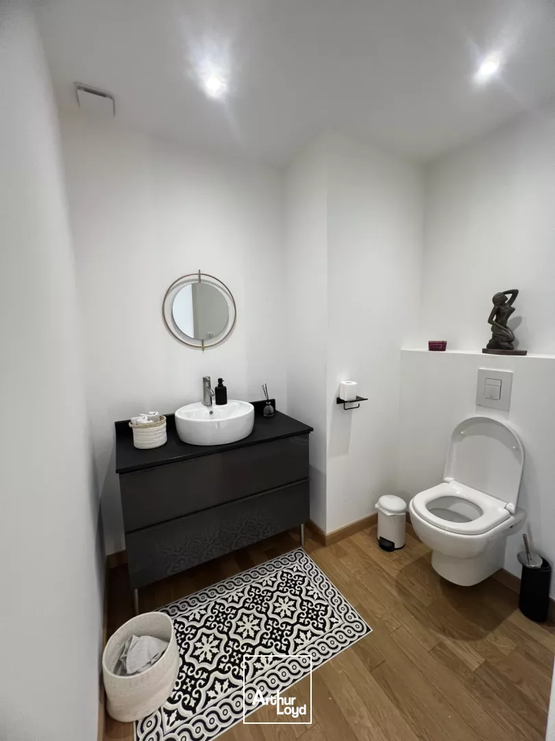 EXCLUSIVITE - A VENDRE - Bureaux rénovés avec très belle visibilité et parkings - Six-Fours centre