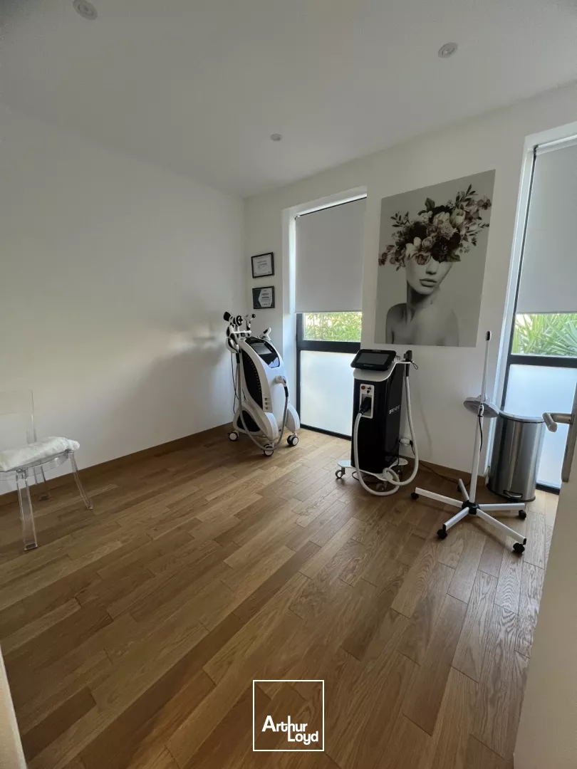 EXCLUSIVITE - A VENDRE - Bureaux rénovés avec très belle visibilité et parkings - Six-Fours centre