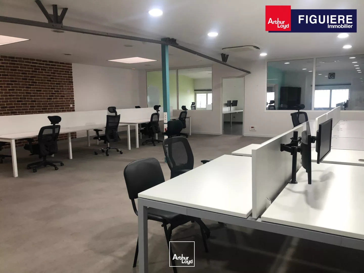 RARE A VENELLES:BEAU PLATEAU DE BUREAUX LUMINEUX ET RENOVES AVEC DE NOMBREUX PARKINGS . BONNE DESSERTE ET NOMBREUX SERVICES A PROXIMITE