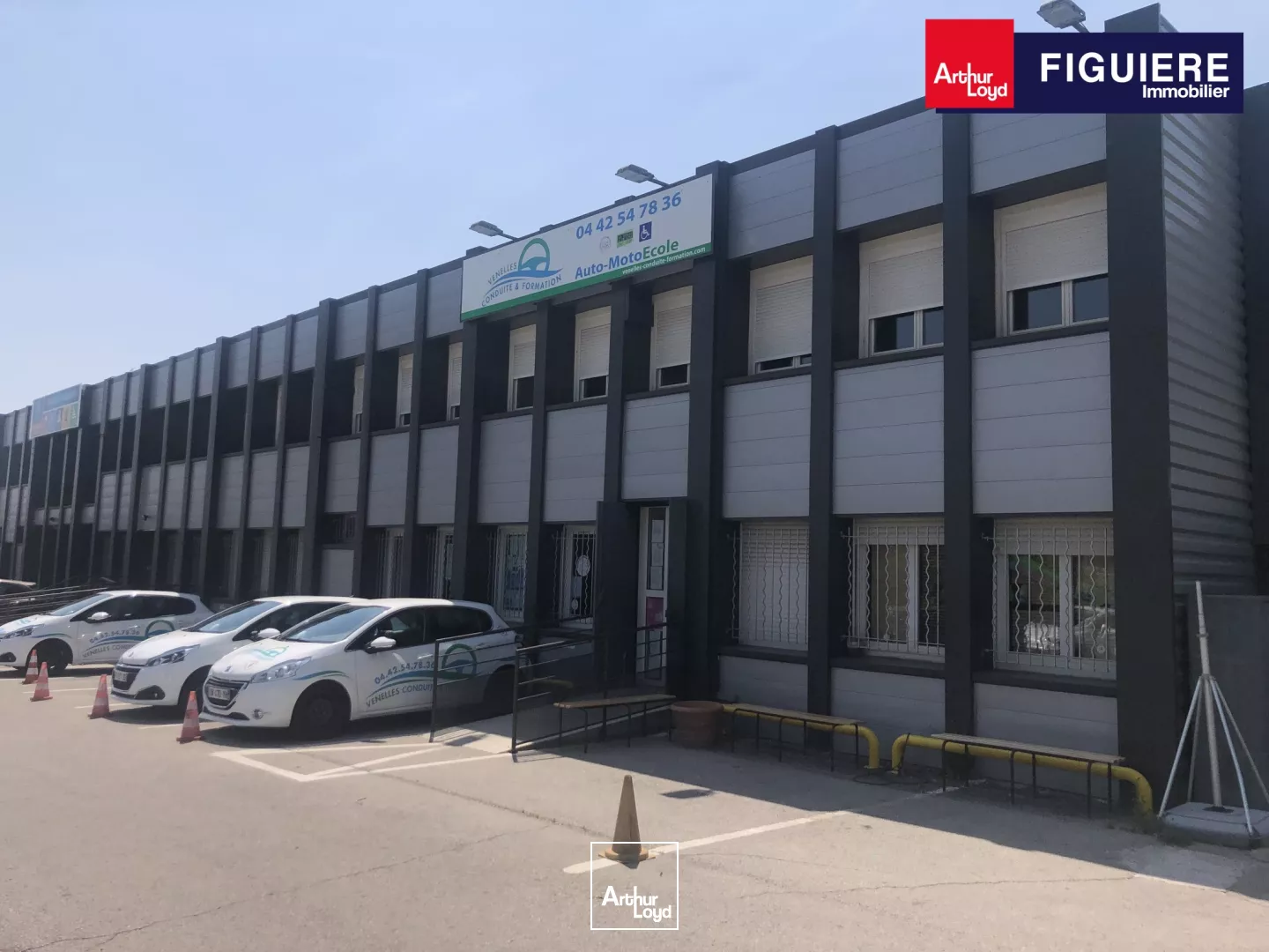 RARE A VENELLES:BEAU PLATEAU DE BUREAUX LUMINEUX ET RENOVES AVEC DE NOMBREUX PARKINGS . BONNE DESSERTE ET NOMBREUX SERVICES A PROXIMITE