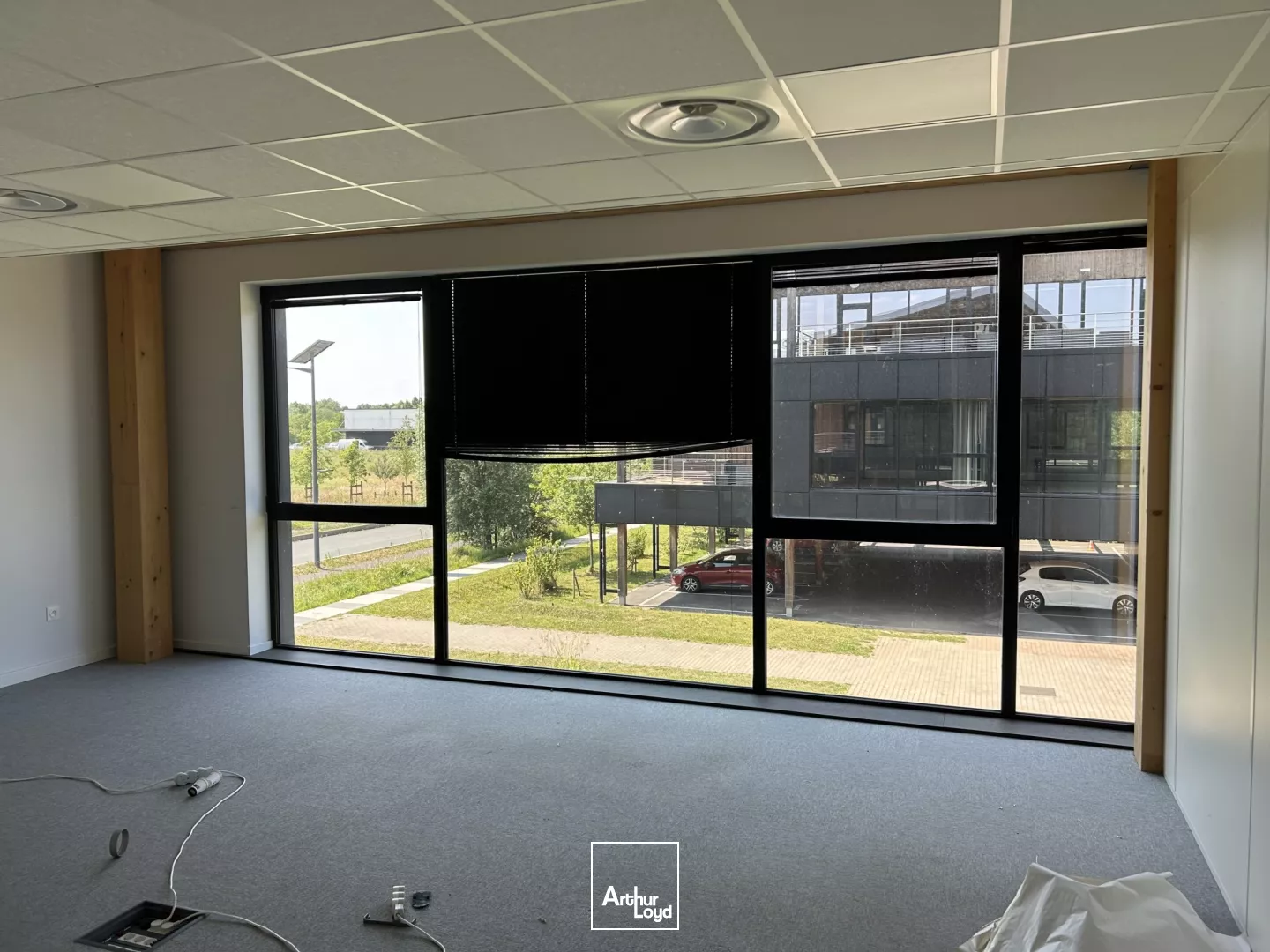 Bureaux à louer à Villeneuve-d'Ascq - Bâtiment indépendant avec parkings et terrasses