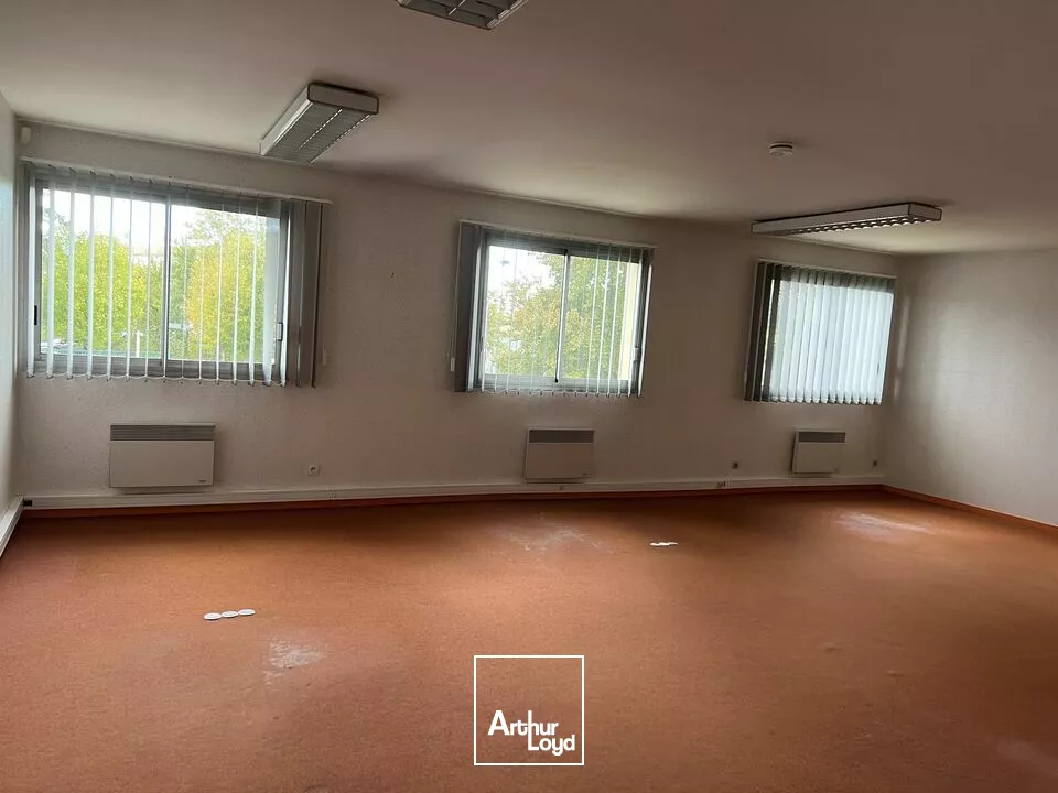TOURS SUD CHAMBRAY - D 910 ECHANGEUR A10 - A LOUER BUREAUX DE 274 M² - PARKING FACILE