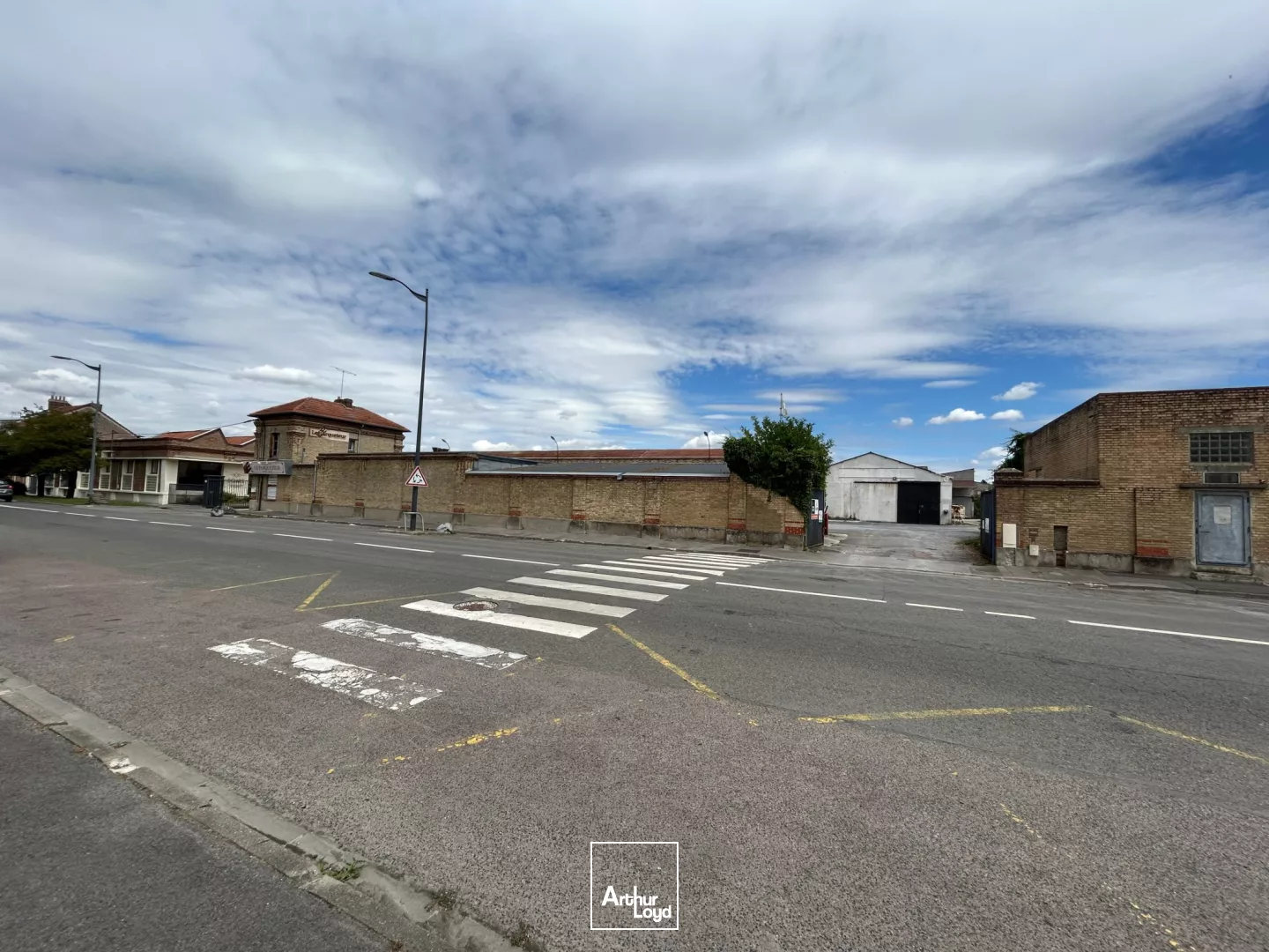 LOCAUX D'ACTIVITÉS - A LOUER - 100 M2 et 50 M2 - SAINT-QUENTIN :