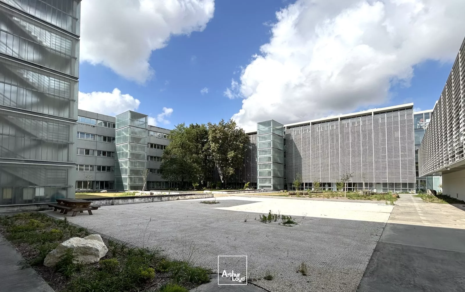 À louer à Mérignac, plusieurs plateaux de bureaux intégralement rénovés. Desserte tramway.