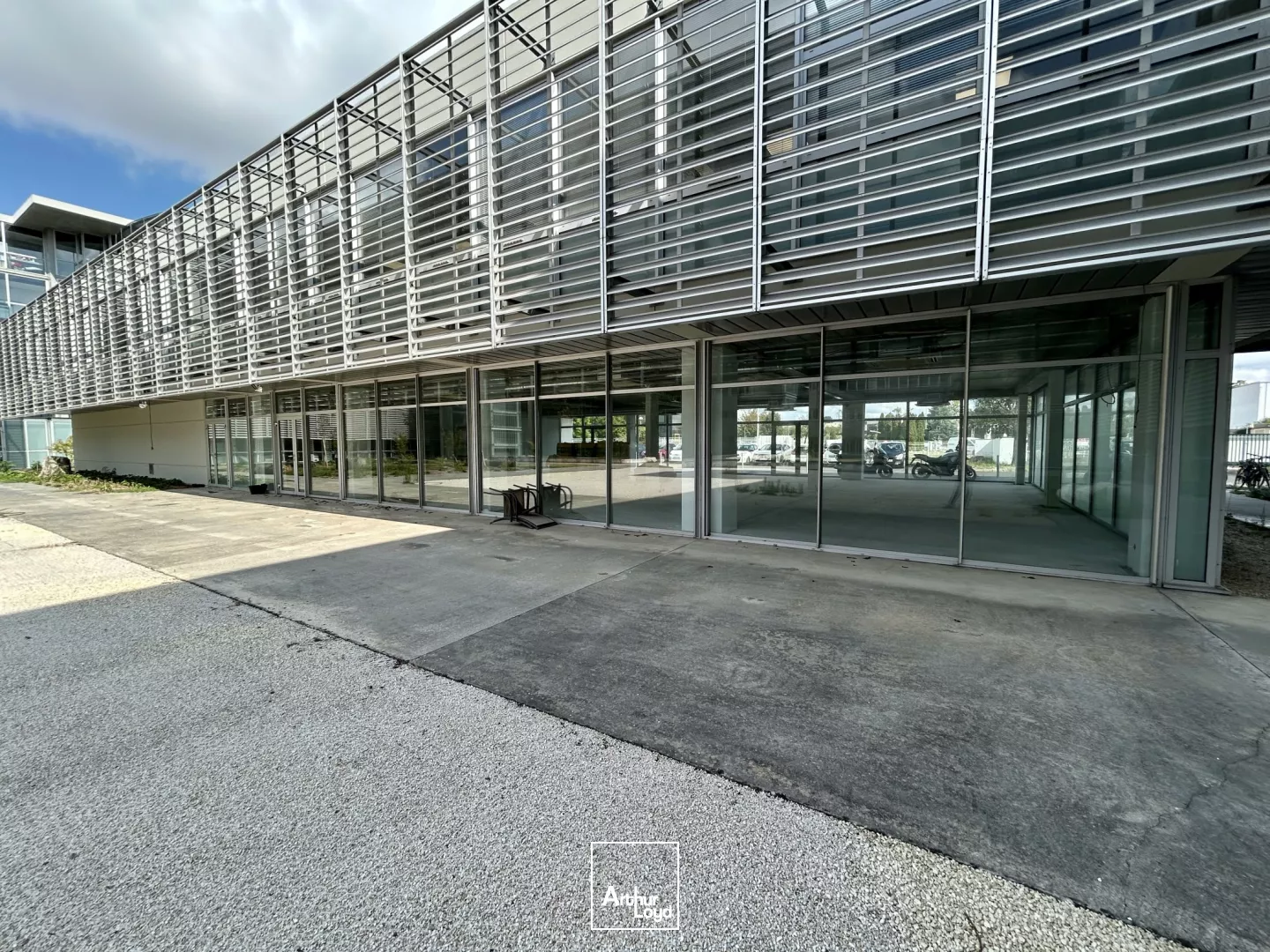 À louer à Mérignac, plusieurs plateaux de bureaux intégralement rénovés. Desserte tramway.