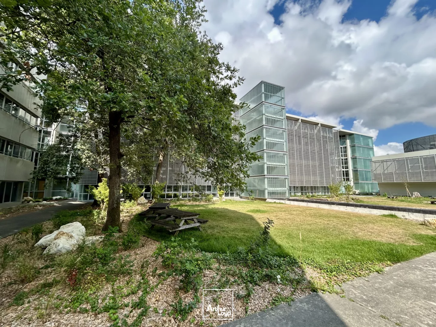 À louer à Mérignac, plusieurs plateaux de bureaux intégralement rénovés. Desserte tramway.