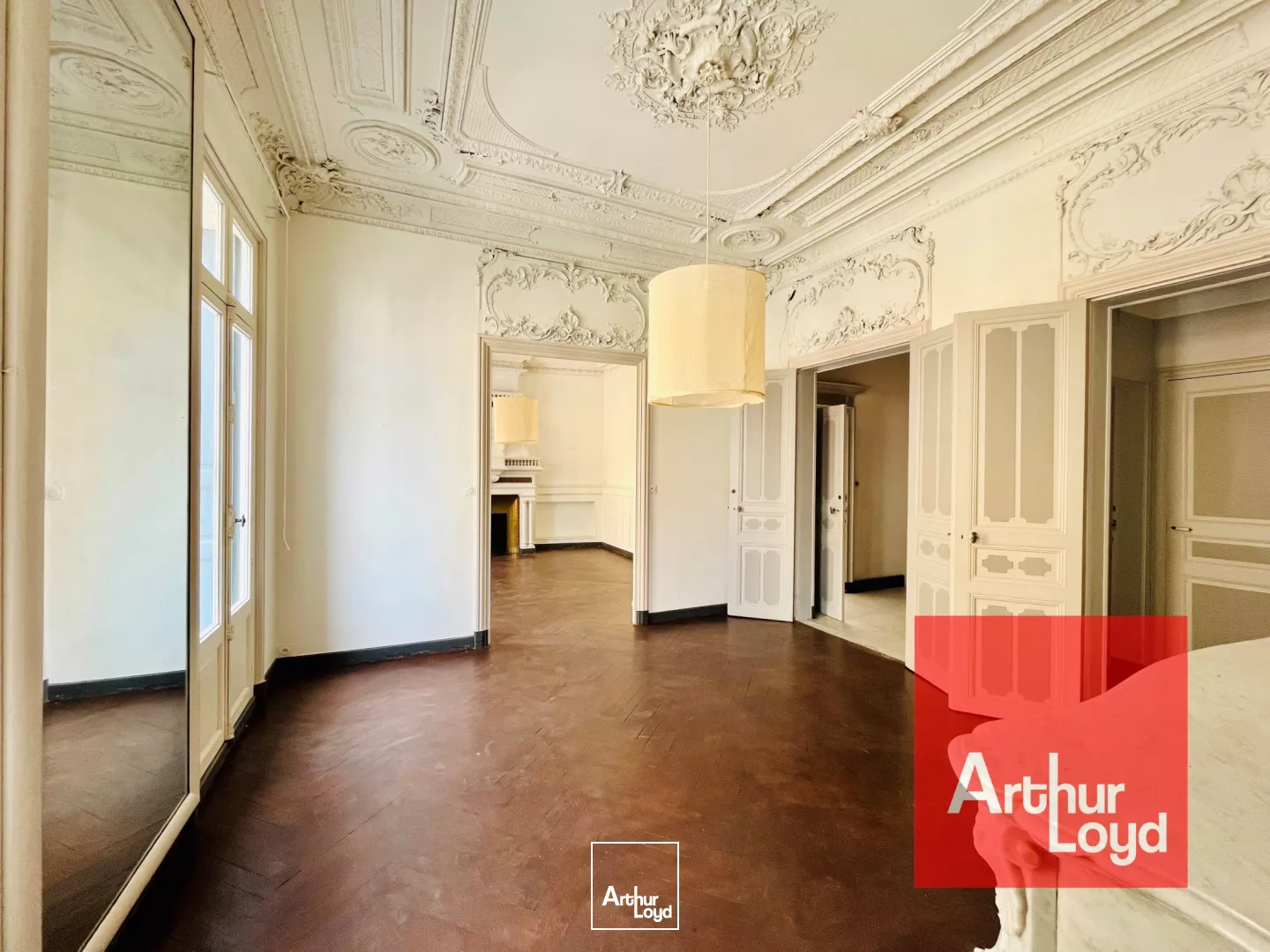 BUREAUX A LA VENTE - IMMEUBLE DE STYLE HAUSSMANNIEN