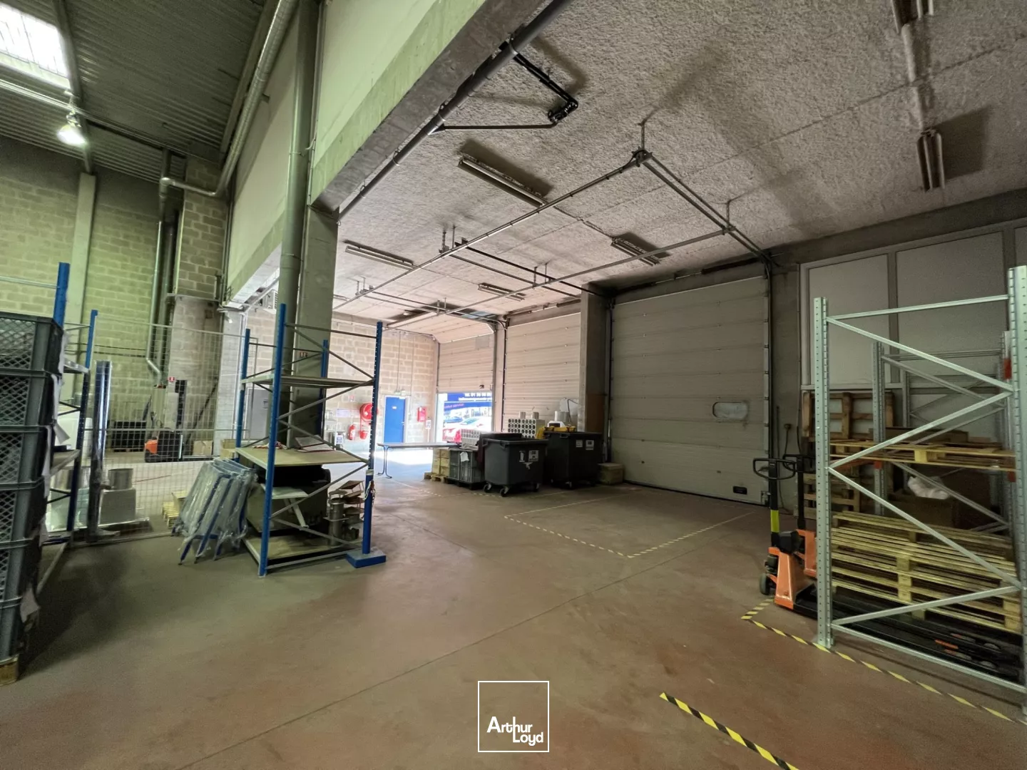 Locaux d'activité 1 260 m² Blanc-Mesnil - Bail dérogatoire - HSP 9m - Accès plain pied 4 x 4,5m - Sol 3T