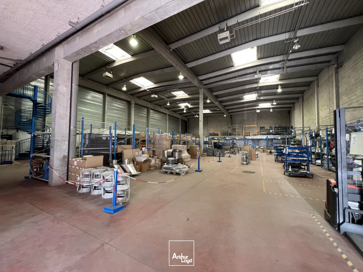 Locaux d'activité 1 260 m² Blanc-Mesnil - Bail dérogatoire - HSP 9m - Accès plain pied 4 x 4,5m - Sol 3T