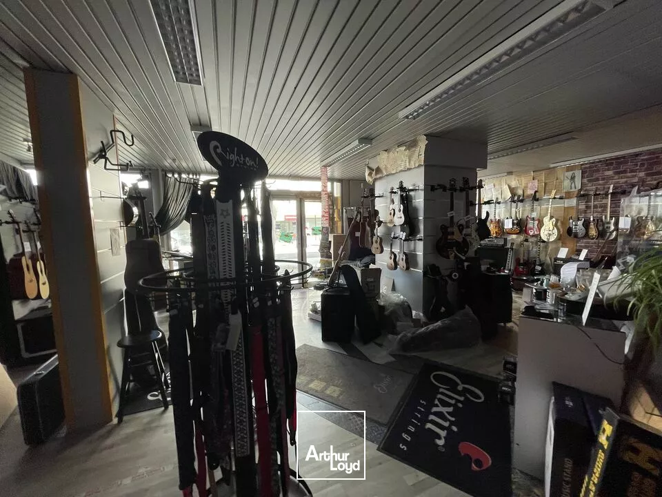 LOCAL COMMERCIAL POITIERS PROCHE PATINOIRE 117M²