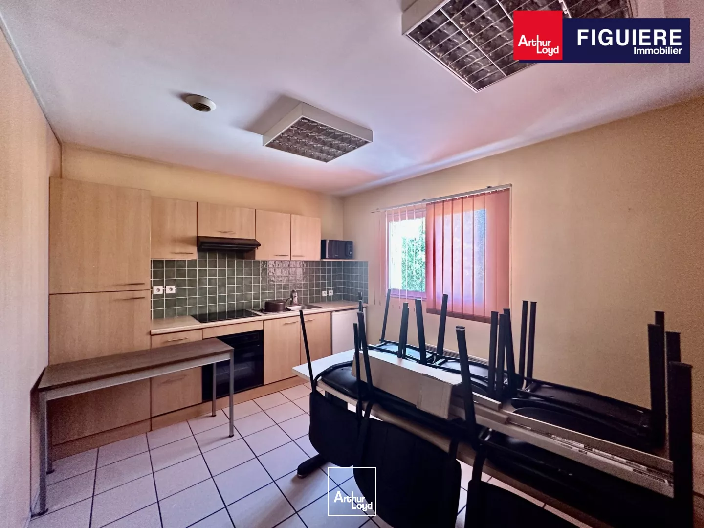 Bâtiment indépendant mixte à LOUER sur SEPTEMES LES VALLONS