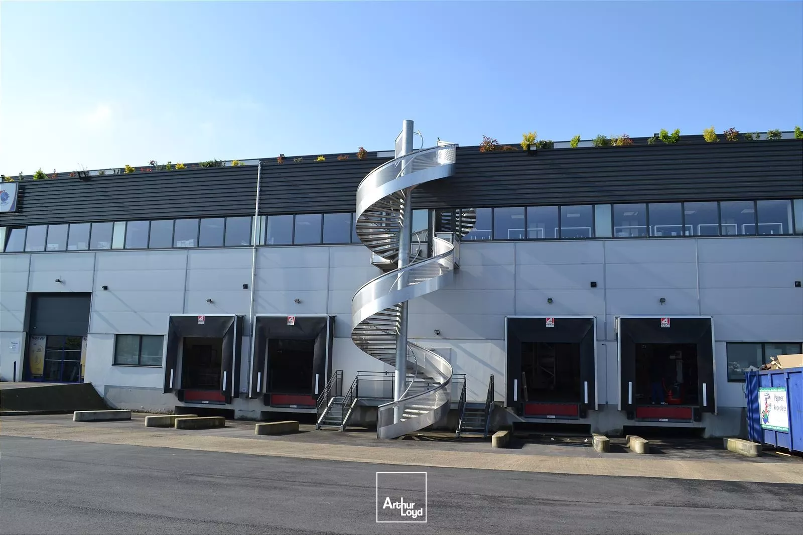 Saint-Denis (93) - INNOVESPACE : des locaux d'activité ultra-connectés : 693 m² modulables, accès direct A86, Carrefour Pleyel & quais de Seine