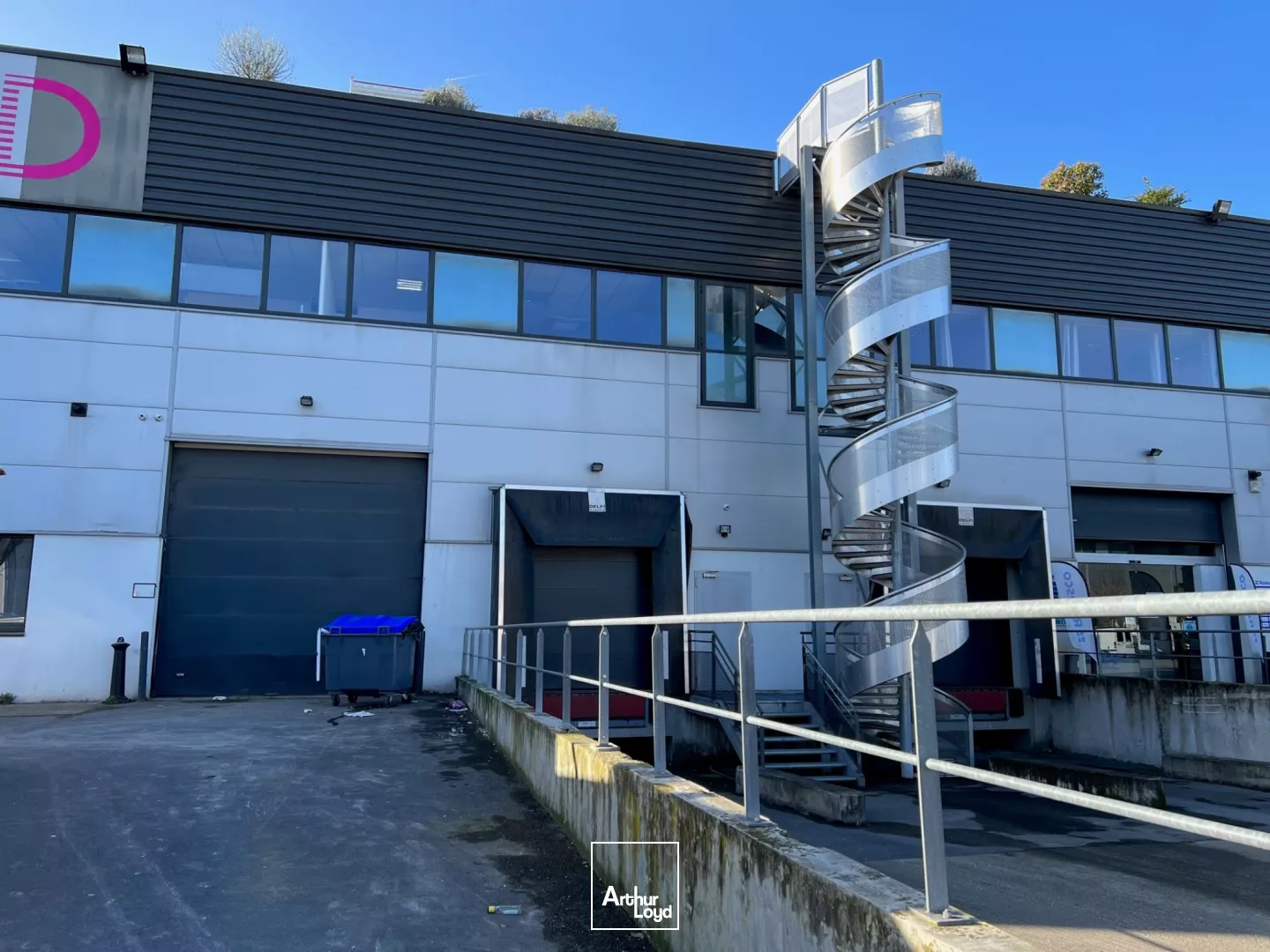 Saint-Denis (93) - INNOVESPACE : des locaux d'activité ultra-connectés : 693 m² modulables, accès direct A86, Carrefour Pleyel & quais de Seine