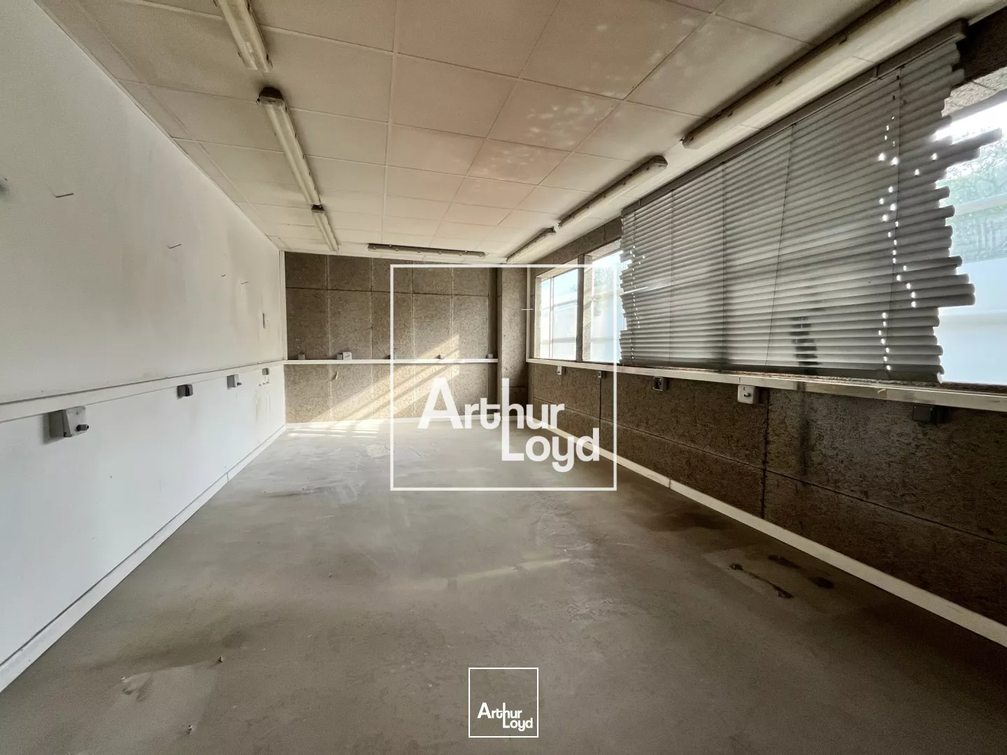 EXCLU BUREAUX AVEC ATELIERS A LOUER - VILLE ACTIVE - NIMES