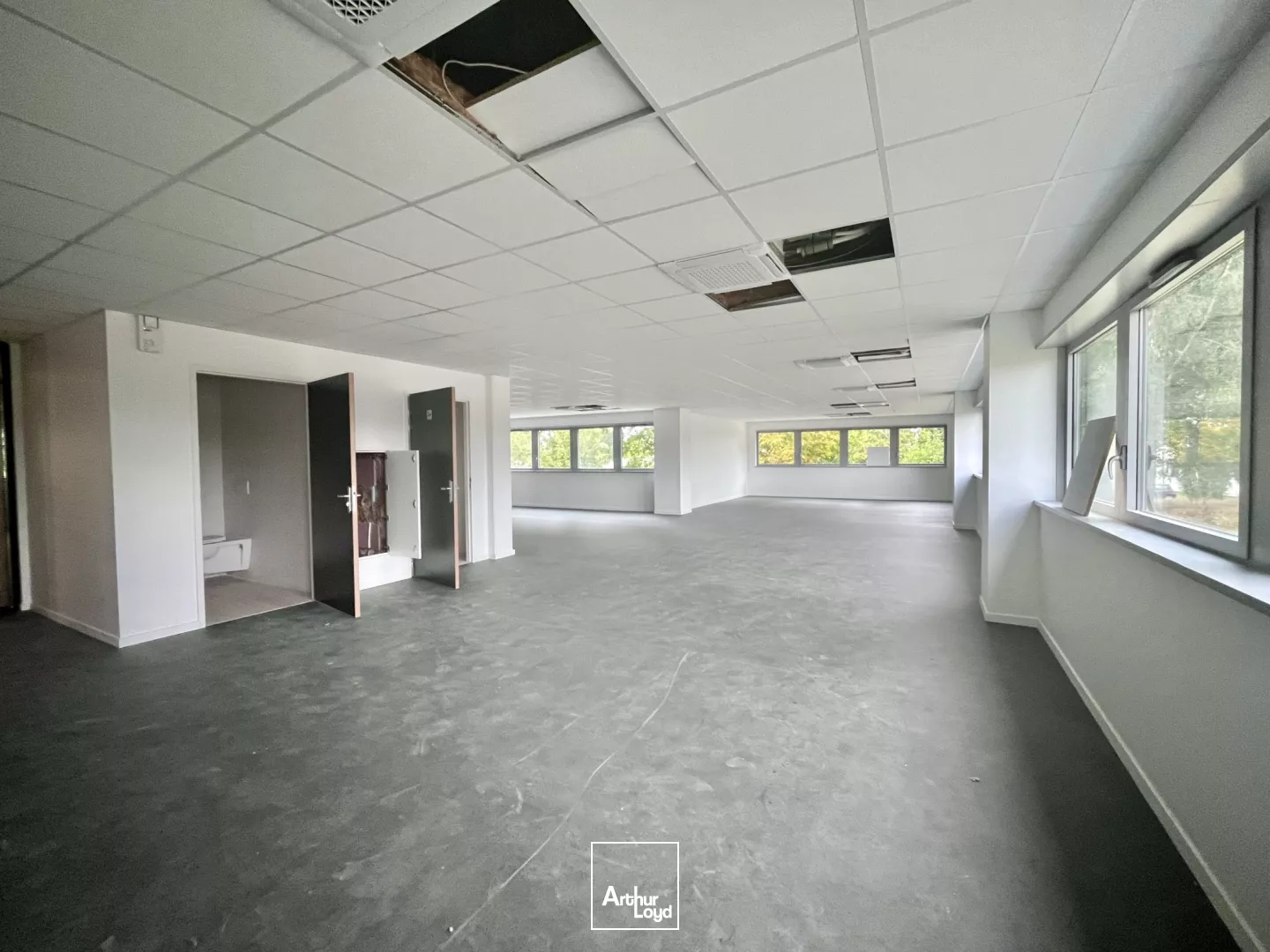 Bureaux à vendre à MONT SAINT AIGNAN 76130