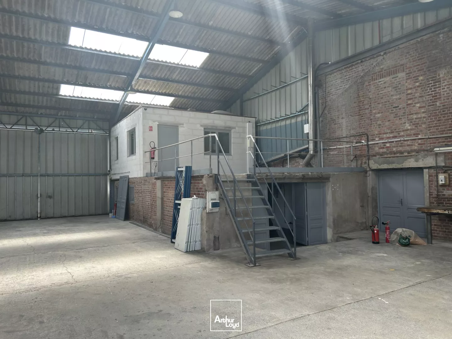 Fretin proche aéroport Lesquin A1 CRT entrepot avec stockage extérieur parking