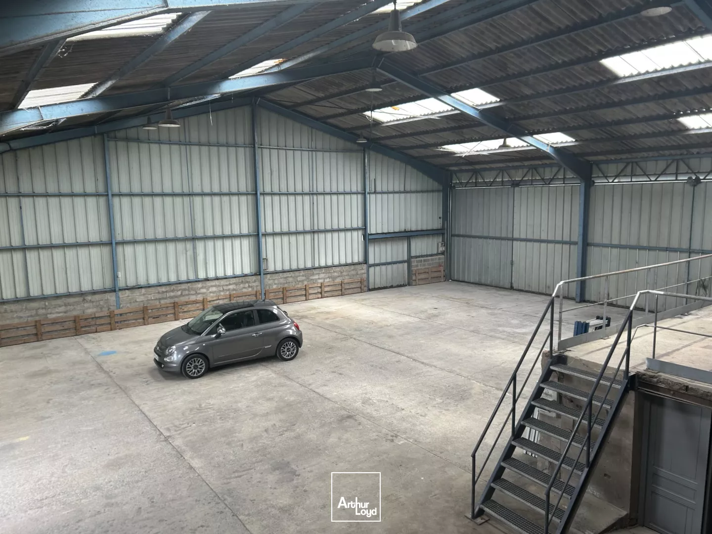 Fretin proche aéroport Lesquin A1 CRT entrepot avec stockage extérieur parking