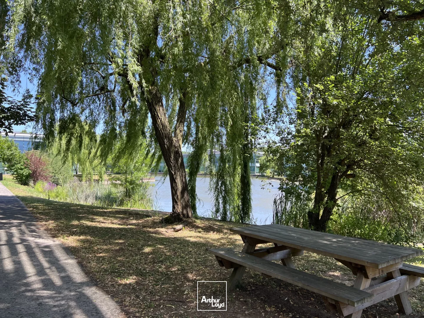 Plus qu'un lieu, une opportunité : 2214 m² de bureaux indépendants à louer à Paris Nord 2 Roissy 