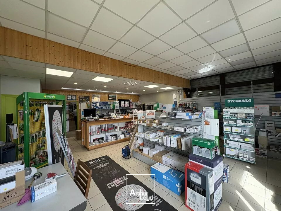 À CÉDER FONDS DE COMMERCE - LOCAL DE 450 M2 - ZONE ARTISANALE DE SAINTE MARIE DES CHAMPS 