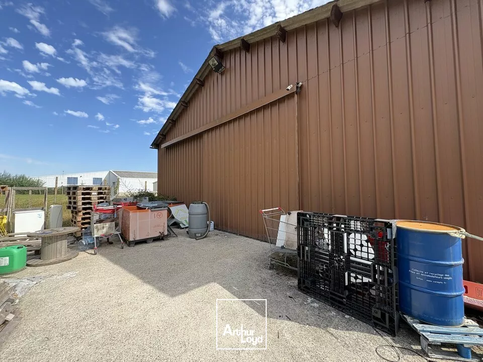 À CÉDER FONDS DE COMMERCE - LOCAL DE 450 M2 - ZONE ARTISANALE DE SAINTE MARIE DES CHAMPS 