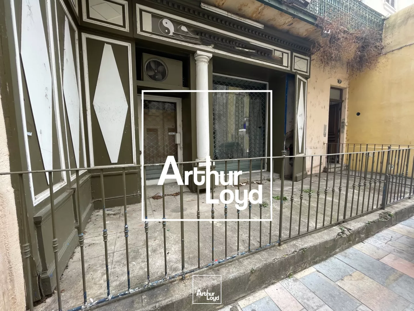 Local Commercial Nîmes Centre : Opportunité Rénovation & Terrasse Place Esclafidou - Vente