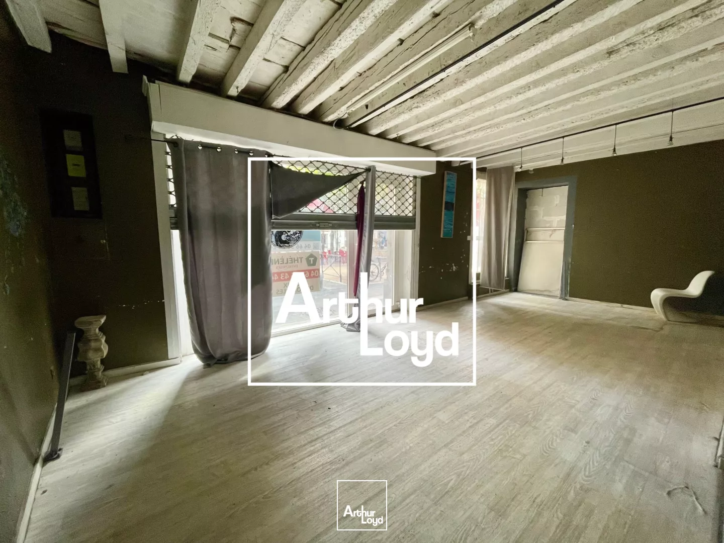 Local Commercial Nîmes Centre : Opportunité Rénovation & Terrasse Place Esclafidou - Vente