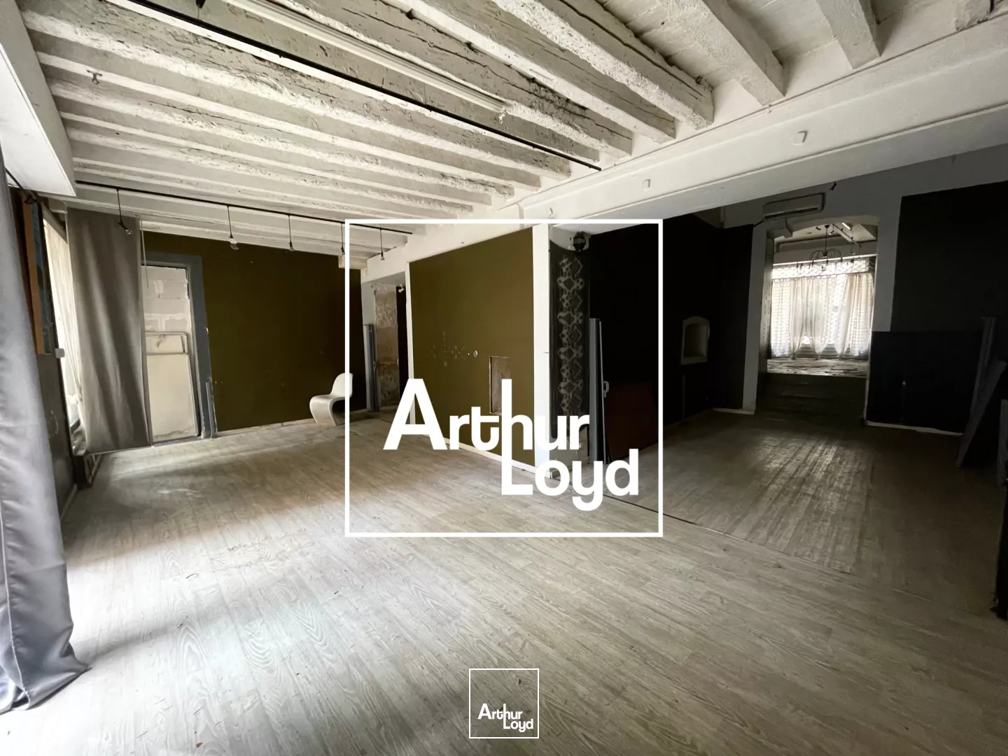 Local Commercial Nîmes Centre : Opportunité Rénovation & Terrasse Place Esclafidou - Vente