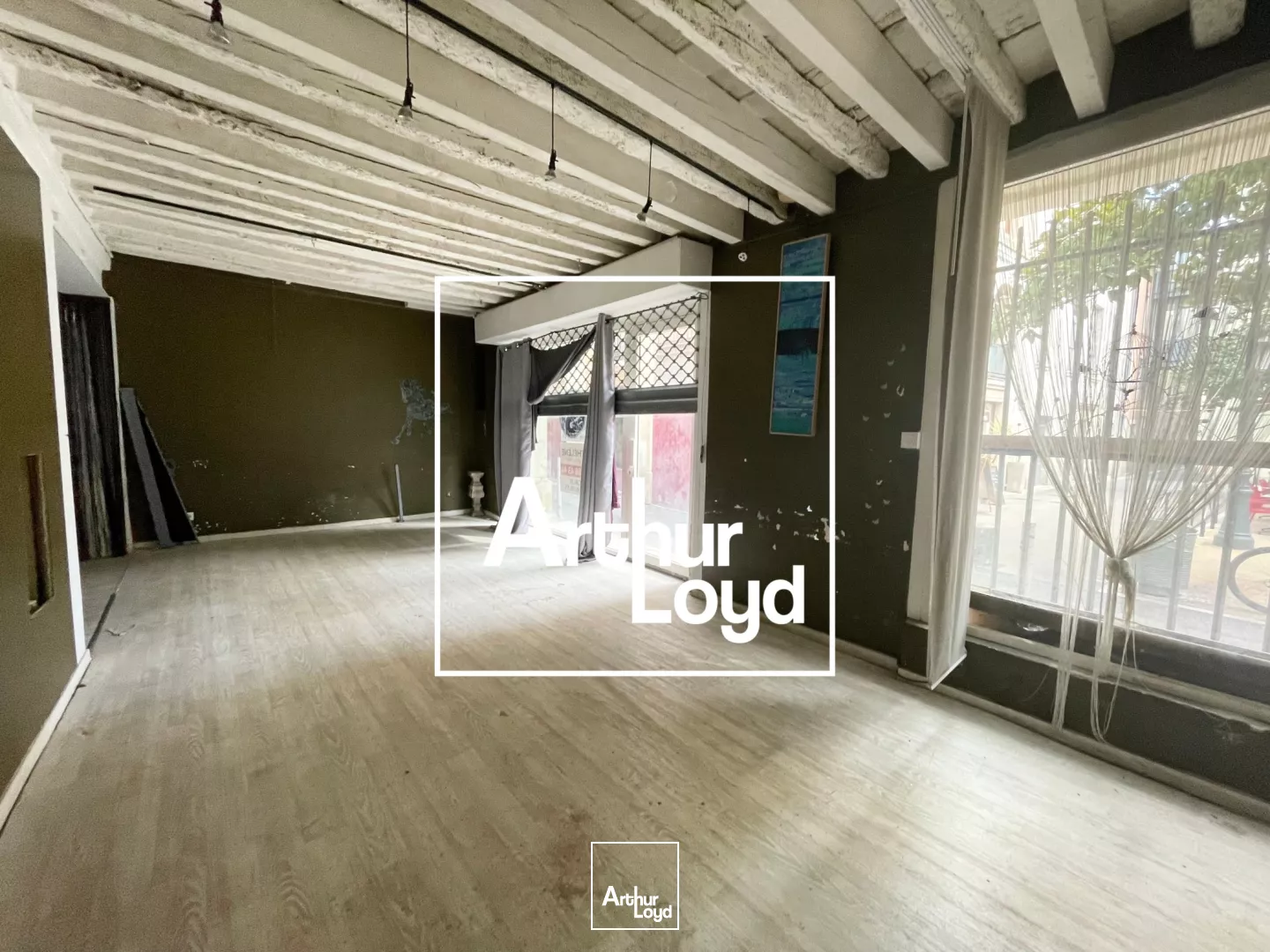 Local Commercial Nîmes Centre : Opportunité Rénovation & Terrasse Place Esclafidou - Vente