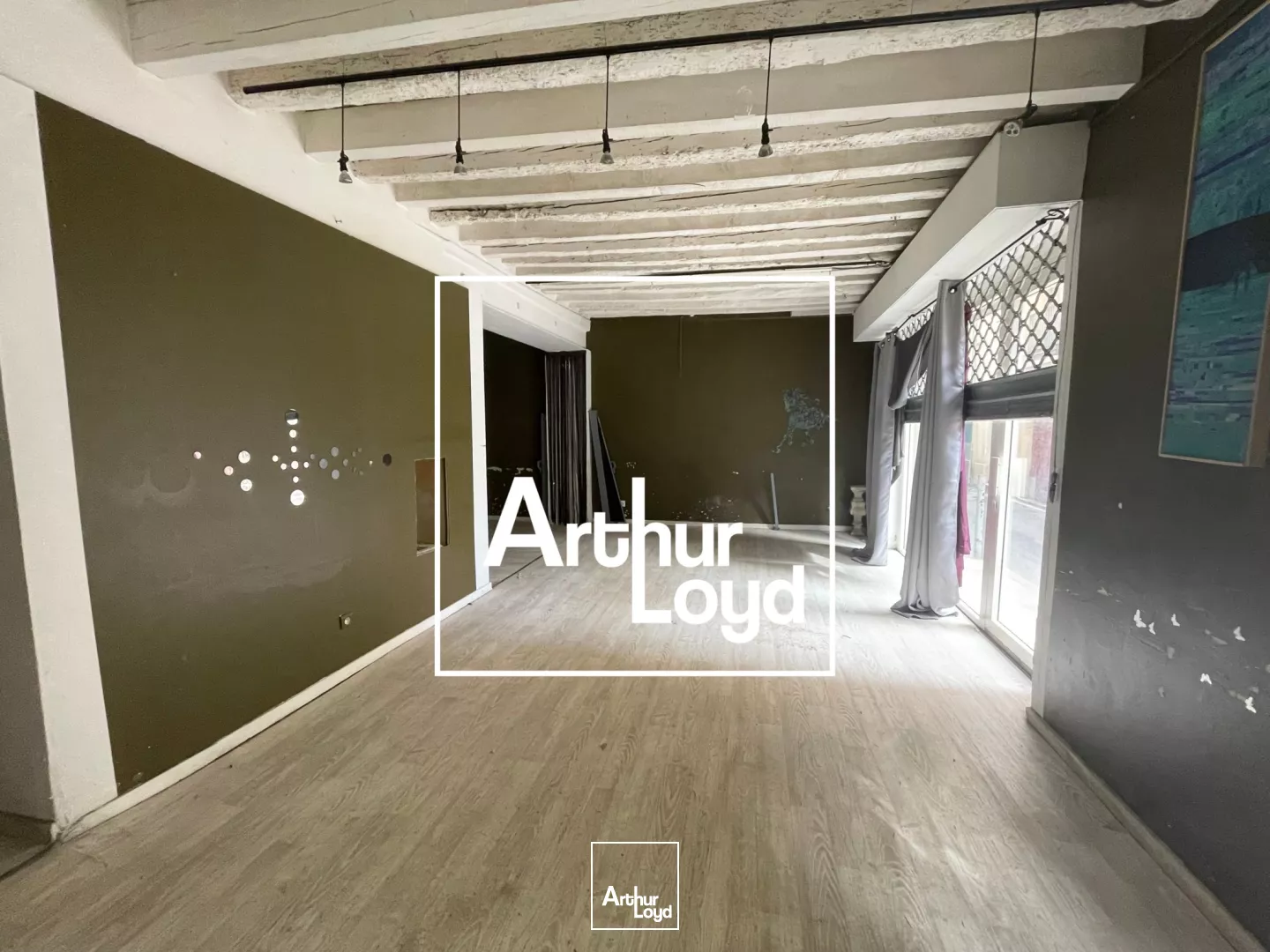 Local Commercial Nîmes Centre : Opportunité Rénovation & Terrasse Place Esclafidou - Vente